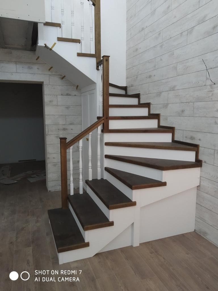 Минималистичная лестница с ограждением только на основном марше