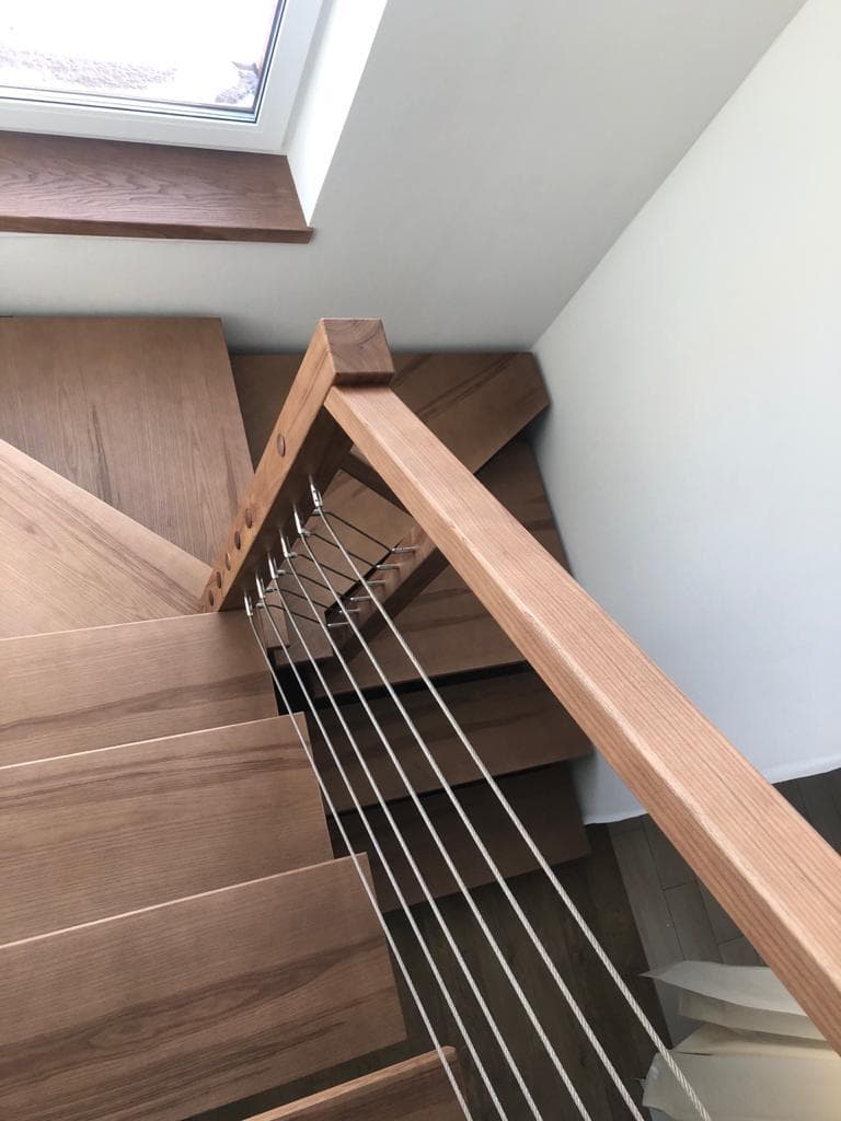 Лестничное ограждение с металлическими тросами