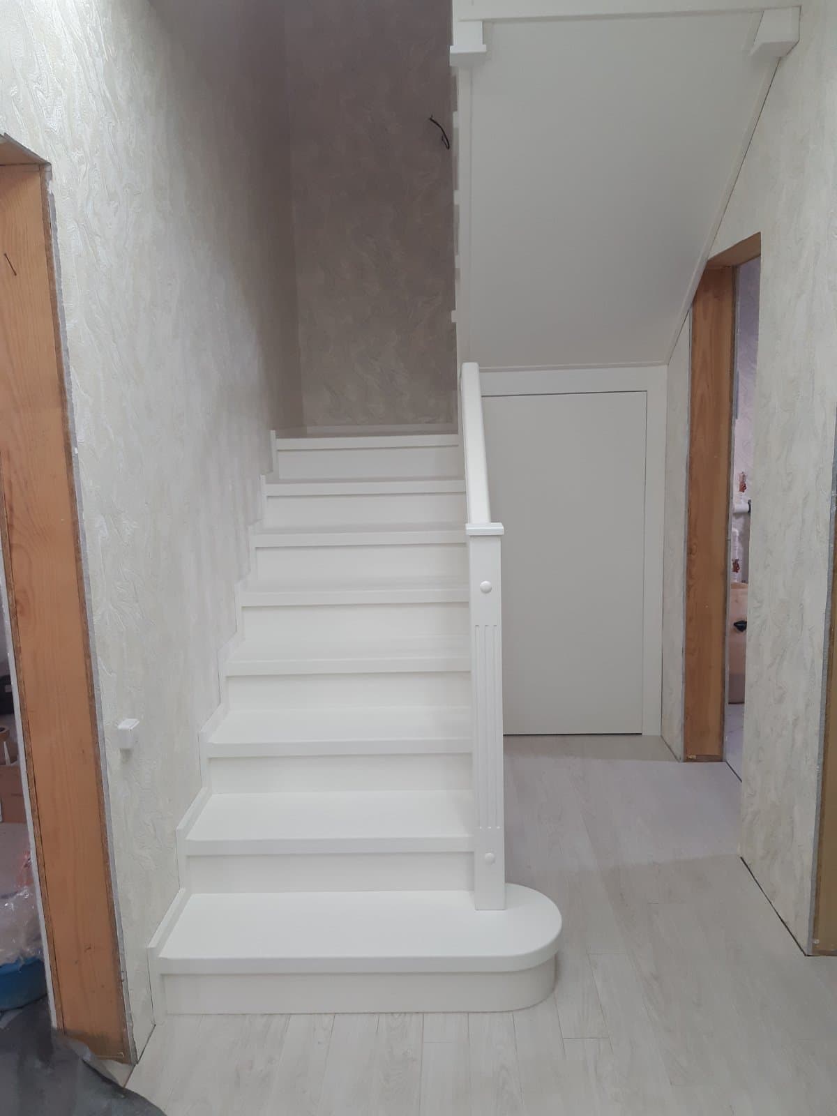 Разворотная лестница на металлокаркасе в белой обшивке из березы и МДФ