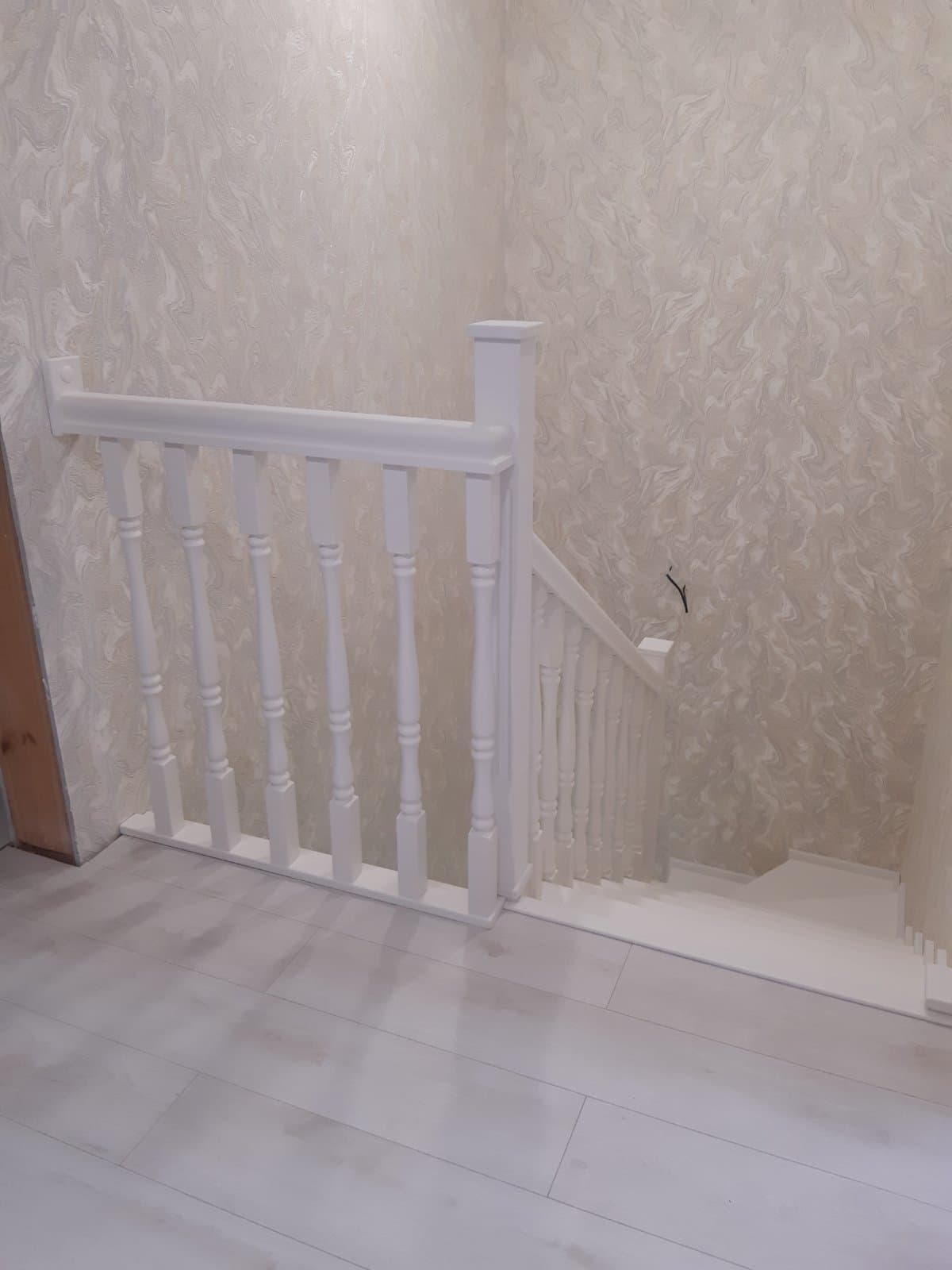 Верхнее ограждение лестницы на металлокаркасе на втором этаже дома