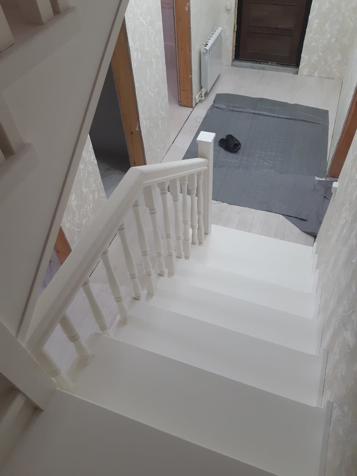 Вид на лестницу в доме с поворотной площадки