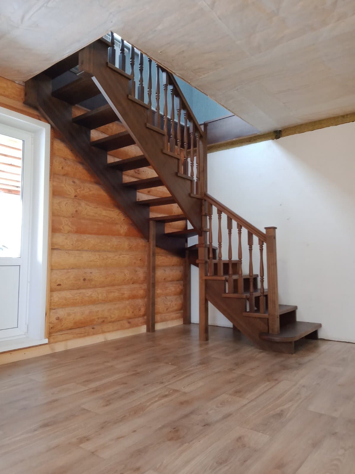 Деревянная лестница в интерьере дачи из бруса