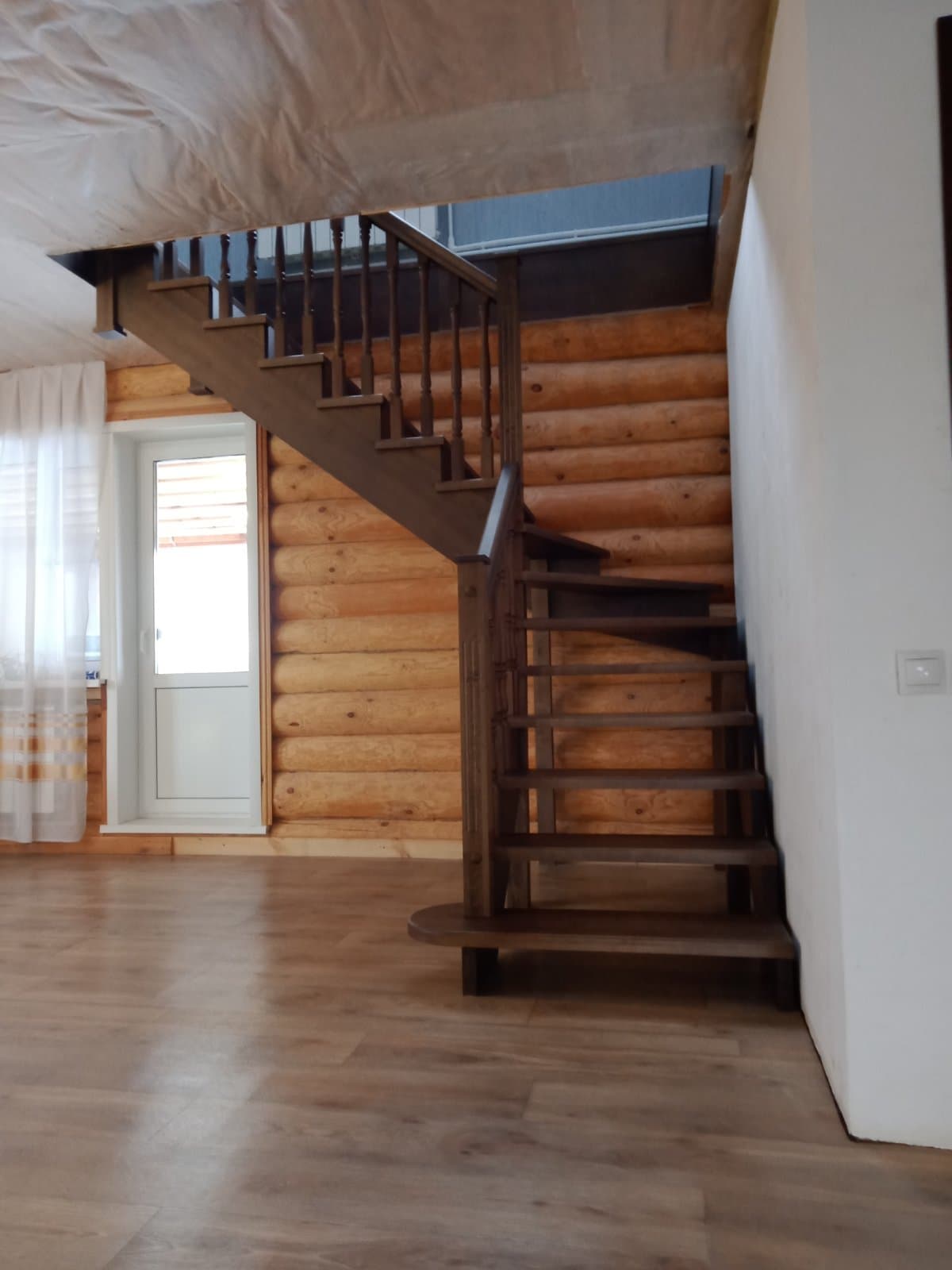 Деревянная лестница на опорных столбах с забежными ступенями