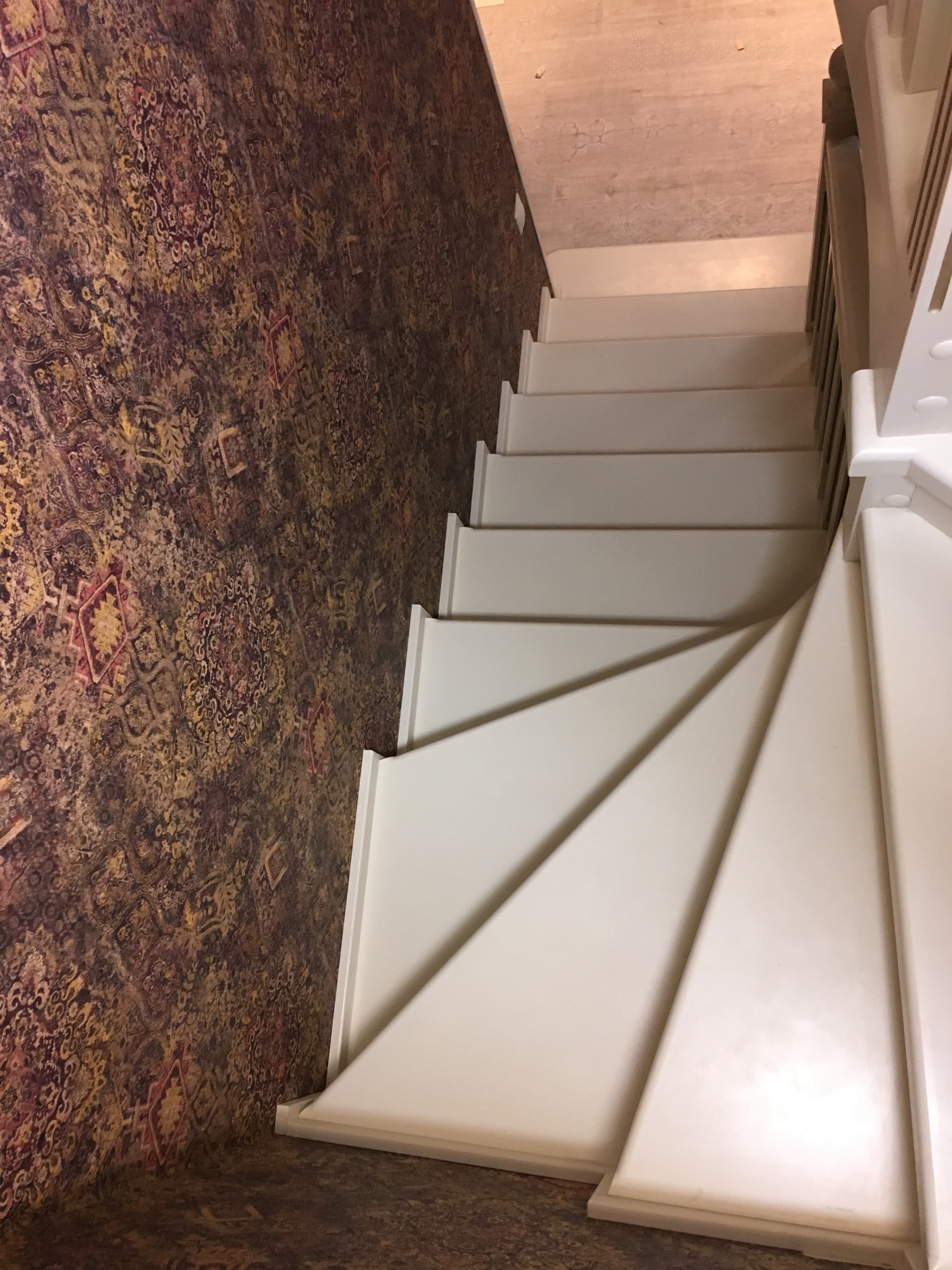 Забежные ступени из березы на повороте лестницы