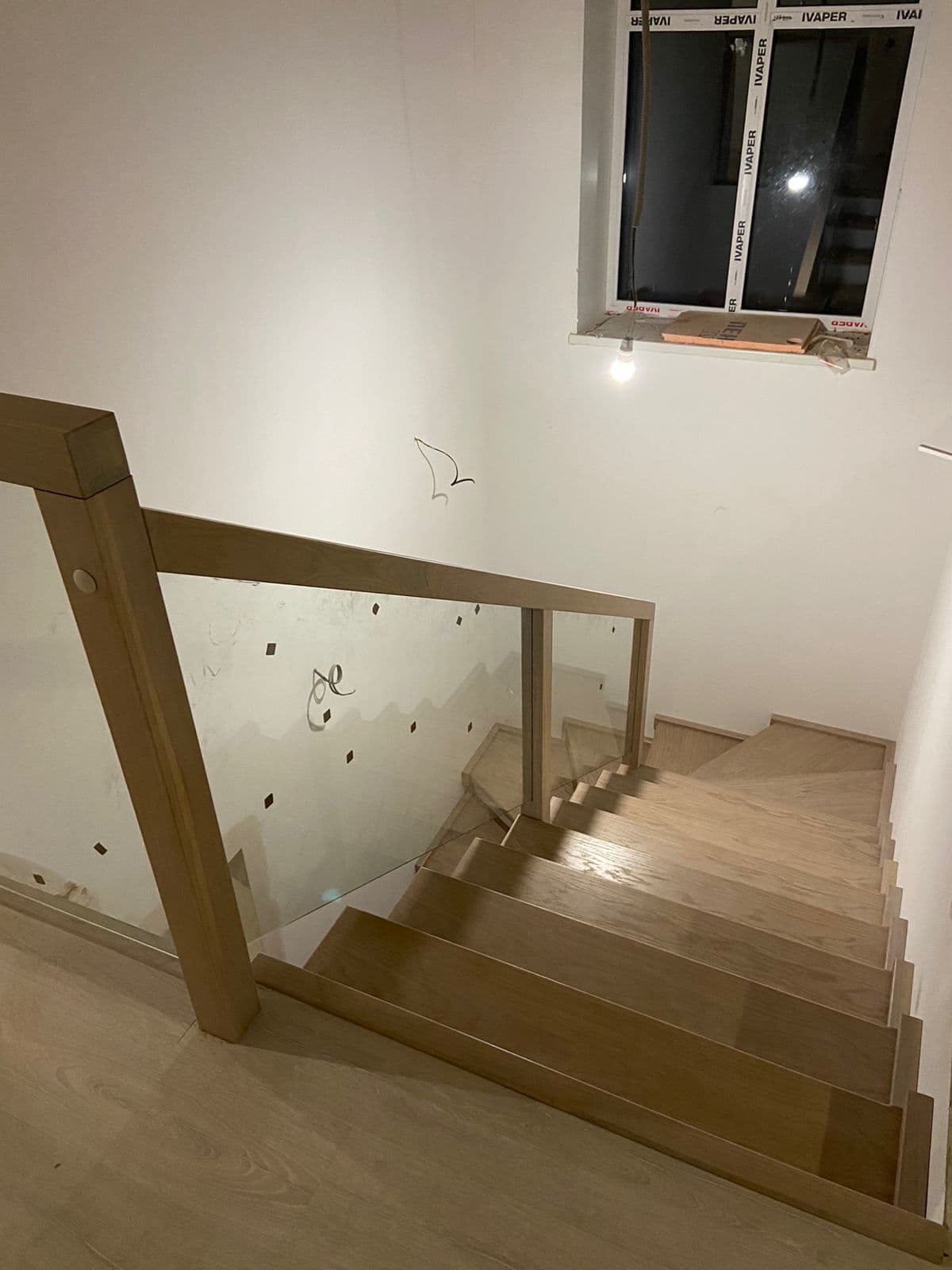 Современные ограждения из стекла на втором марше лестницы