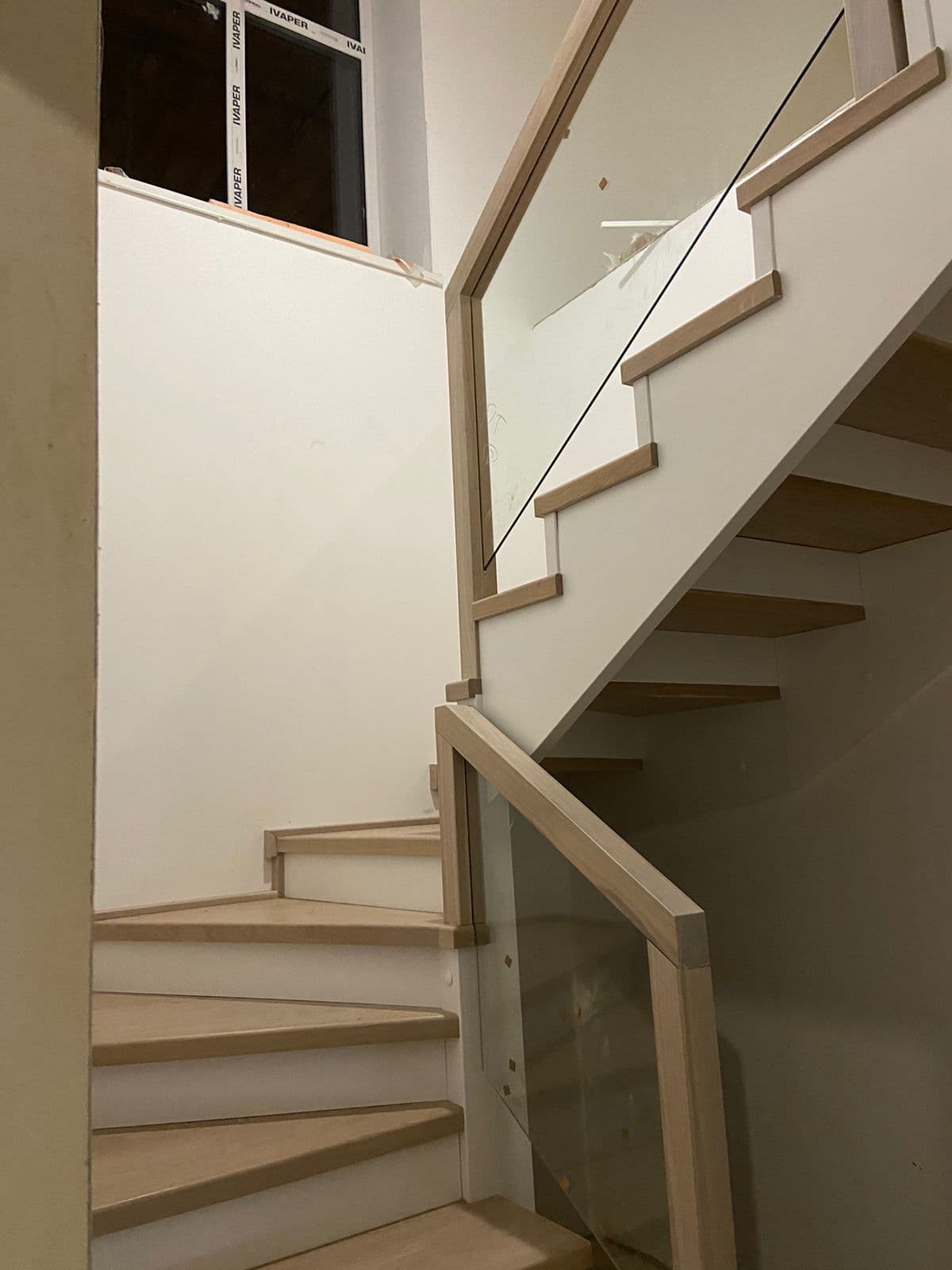 Вид на забежной поворот лестницы с первого этажа