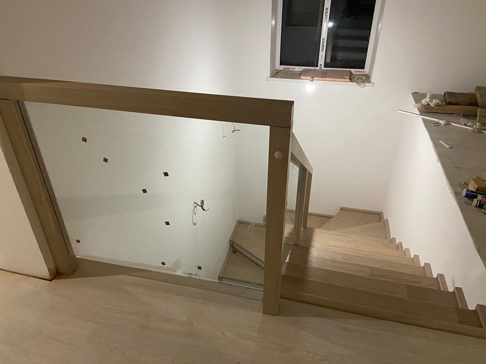 Красивая современная балюстрада из стекла и дуба