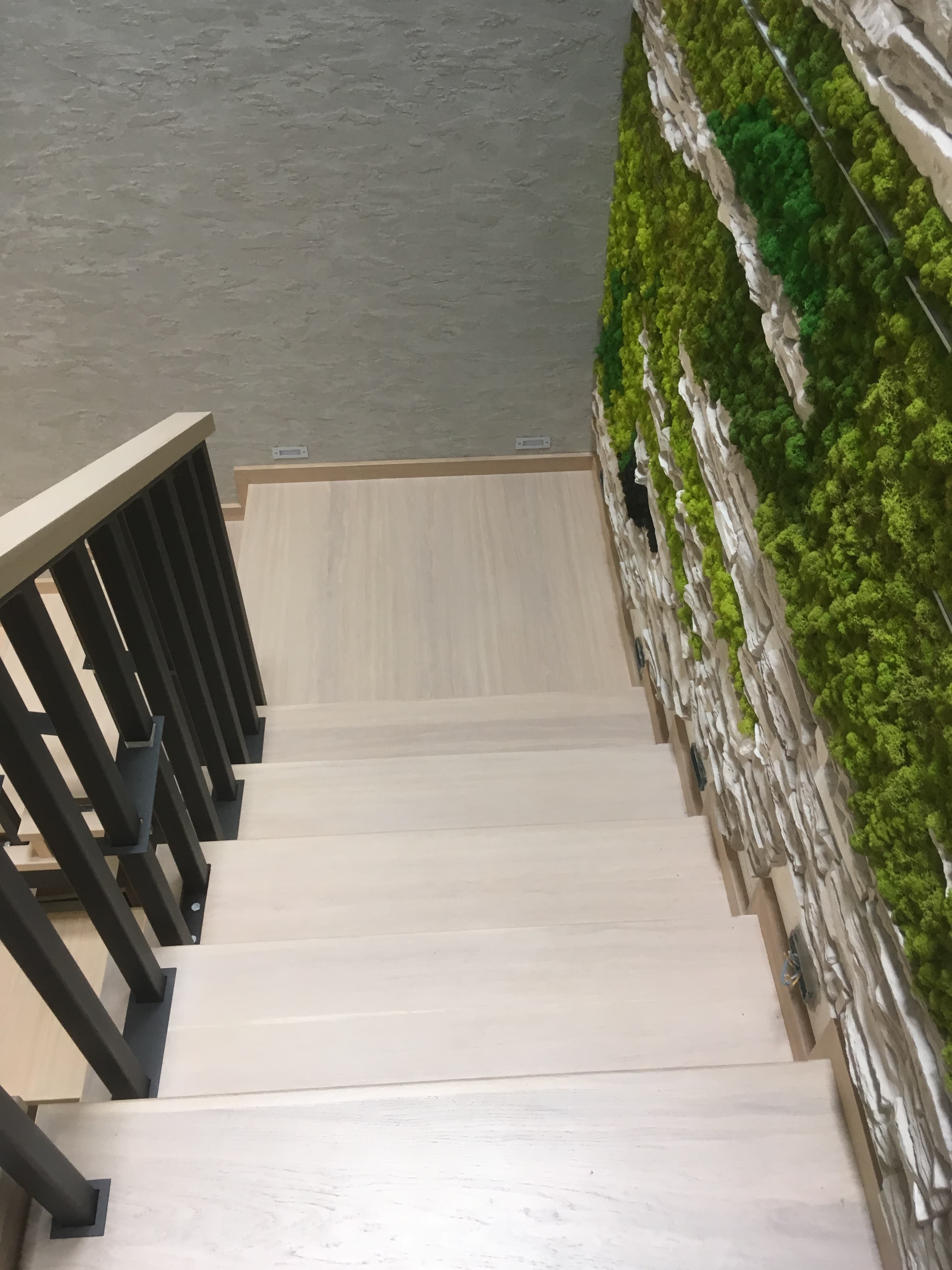 Дубовые ступени и площадка на лестнице