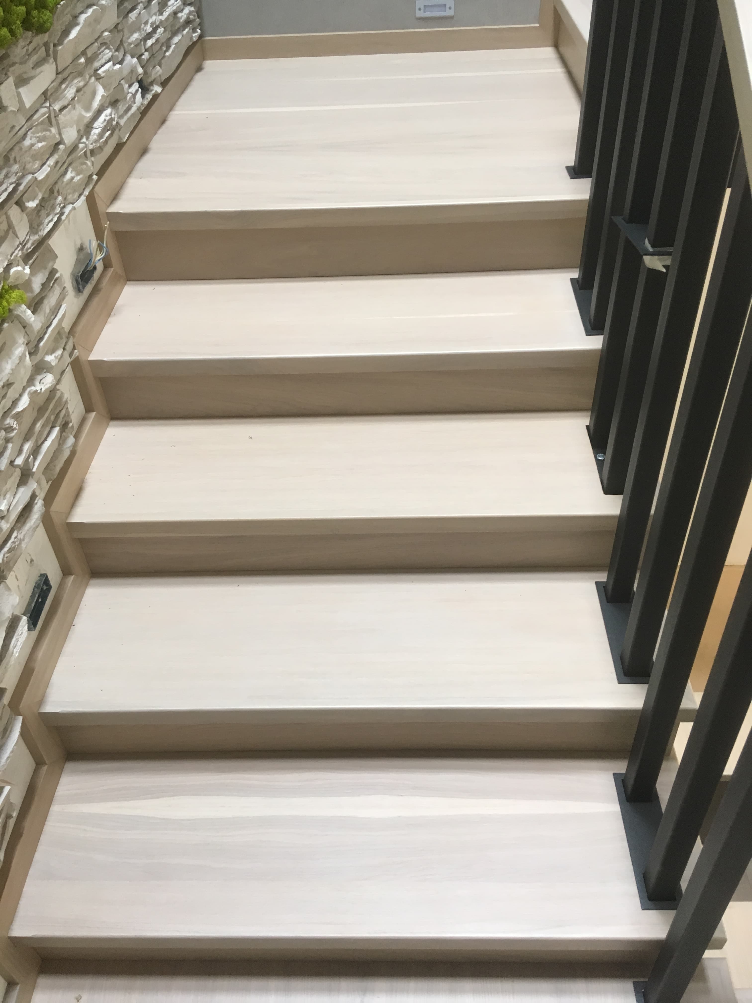 Отделка древесины дуба сочетается с зеленью растений в интерьере