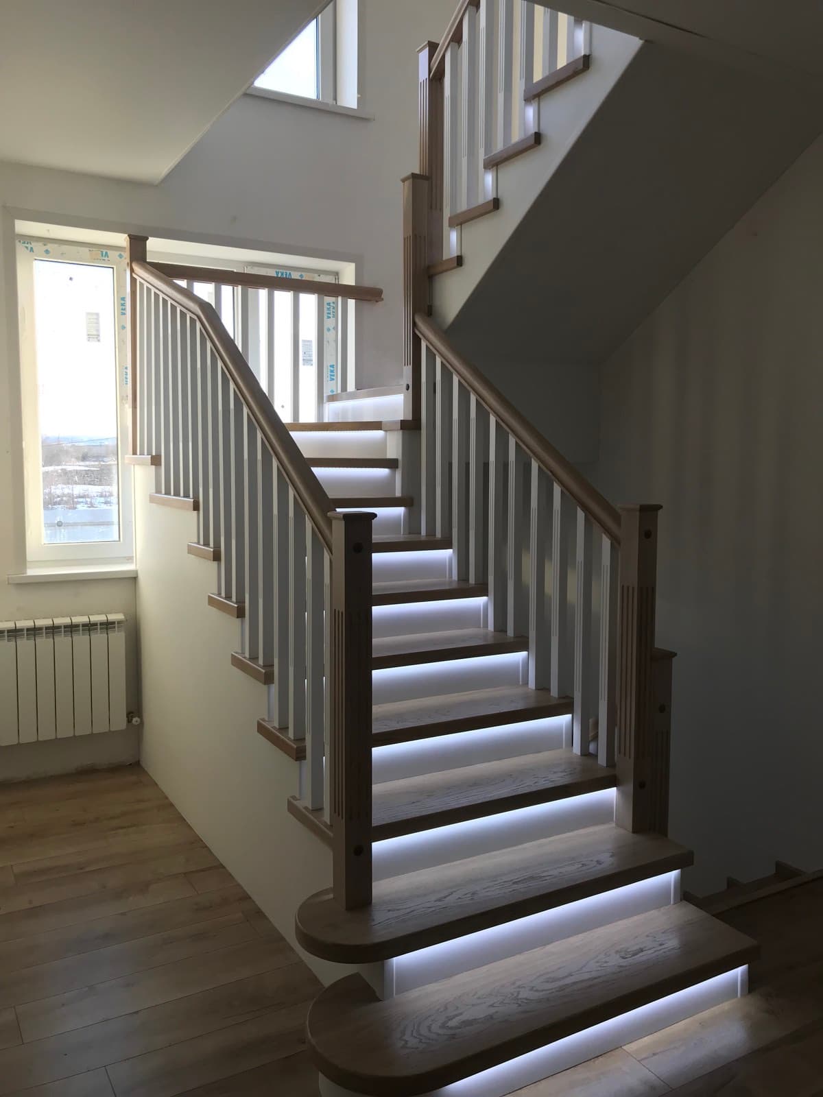 Первый марш лестницы с ограждениями с двух сторон