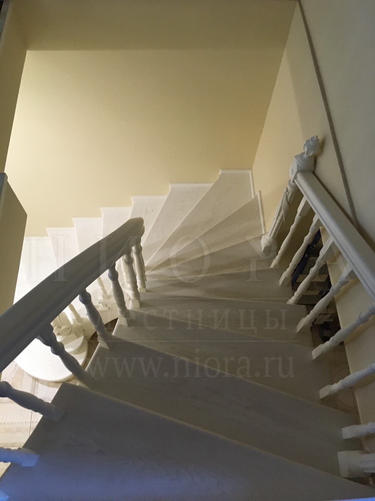 Вид с верхних ступеней на изгибы лестницы и ограждения