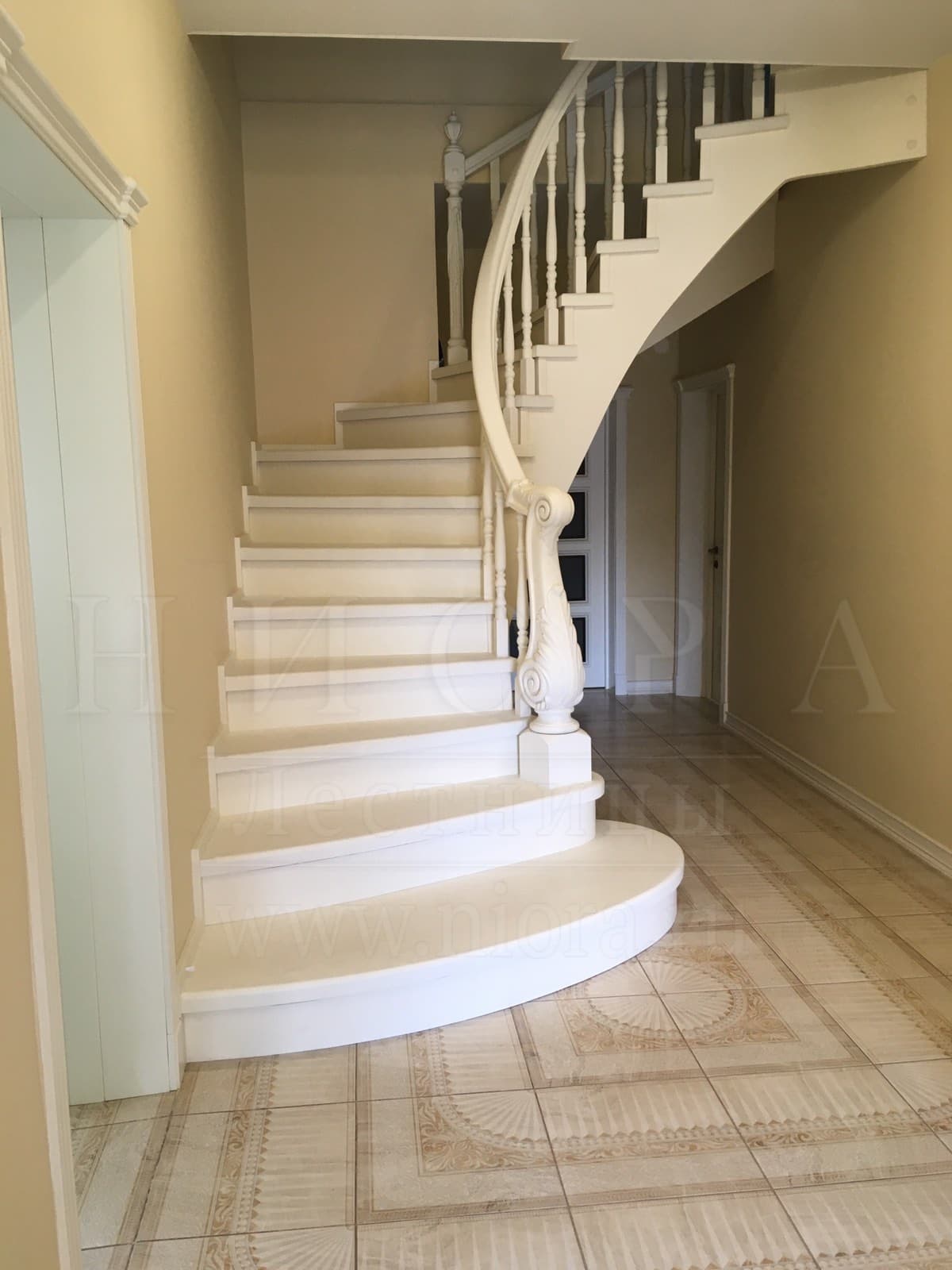 Элитная лестница с изгибом в интерьере частного дома в Саранске