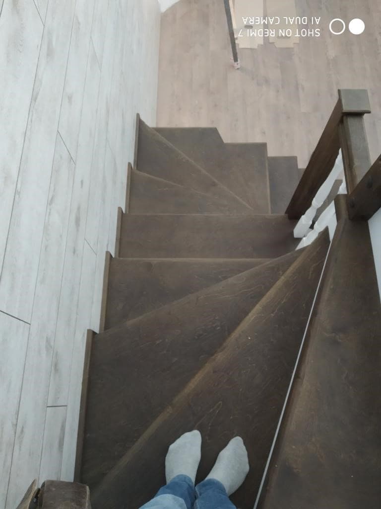 Красивая текстура березы на забежных ступенях лестницы