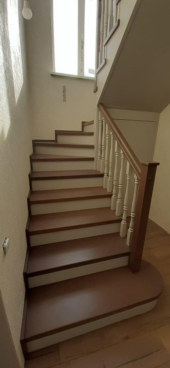 Первый марш лестницы на металлокаркасе и кладовка под лестницей