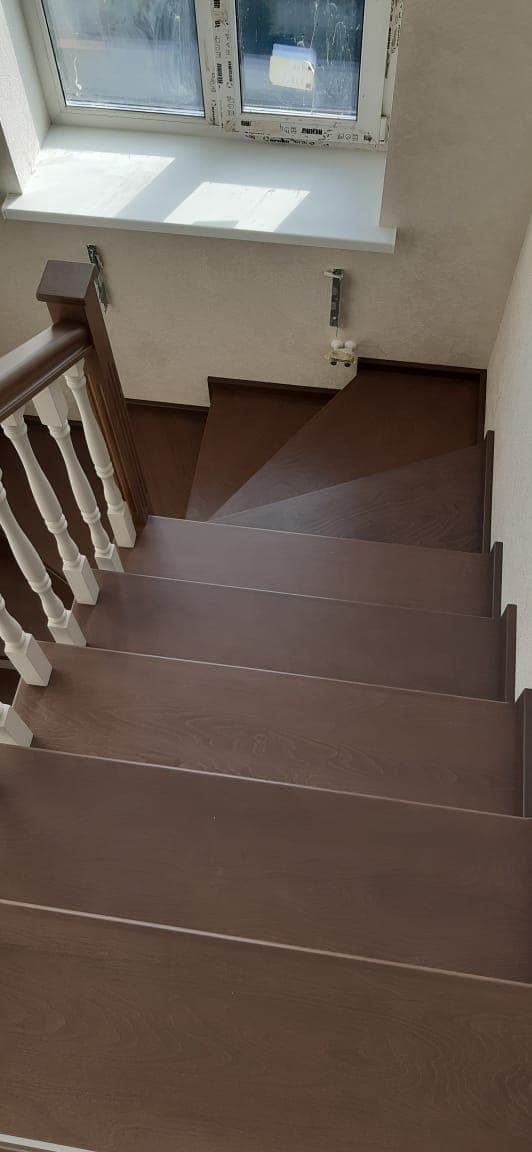 Красивые ступени из березы на закрытом металлокаркасе лестницы