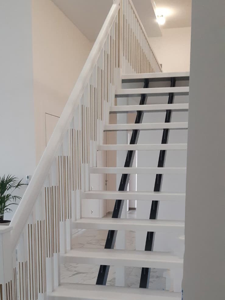 Каркас лестницы - два металлических косоура из трубы