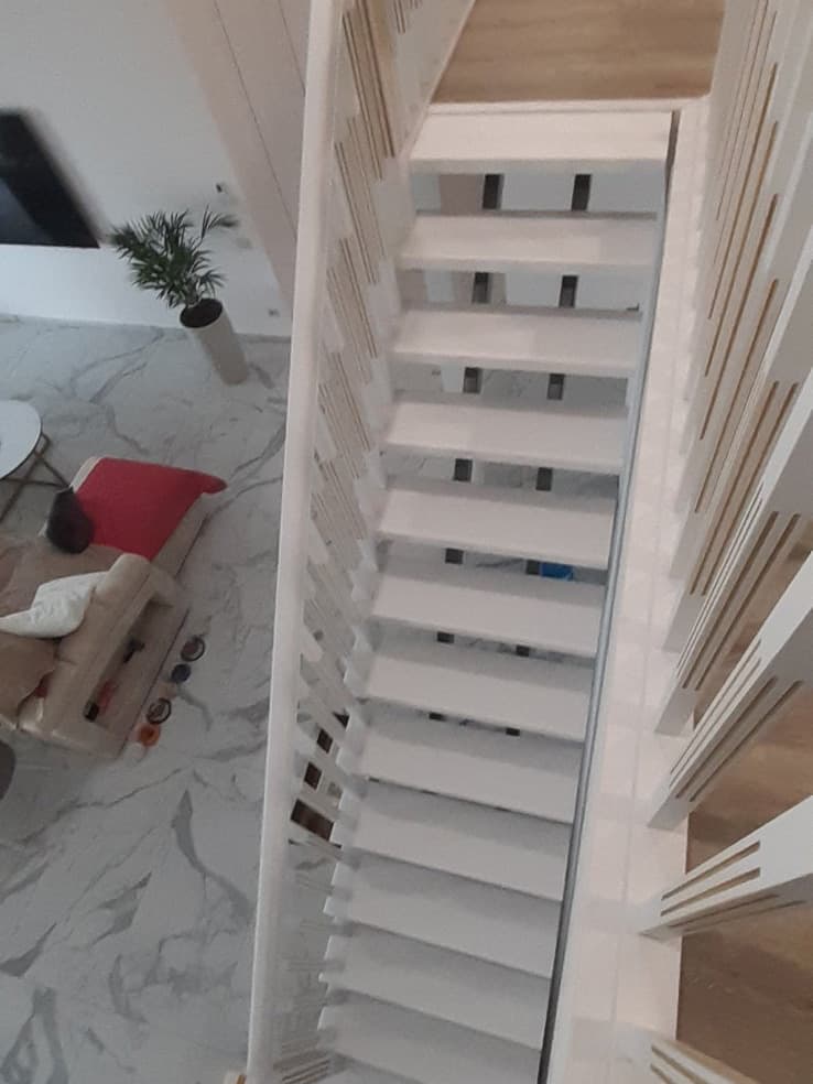 Ограждение по периметру второго света с деревянными балясинами и поручнями