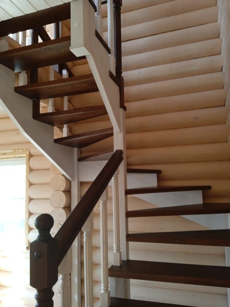 Поворот с забежными ступенями из массива березы