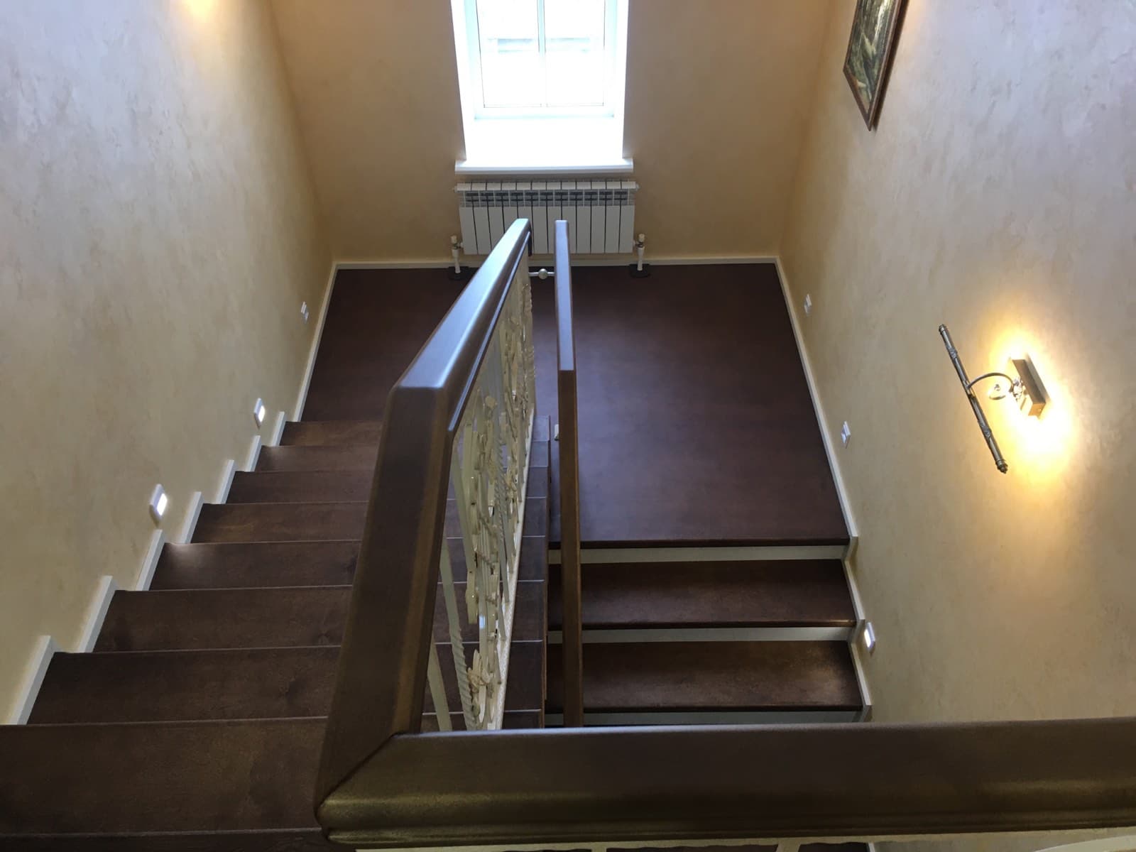 Кованые ограждения с изготовленными на заказ поручнями из березы