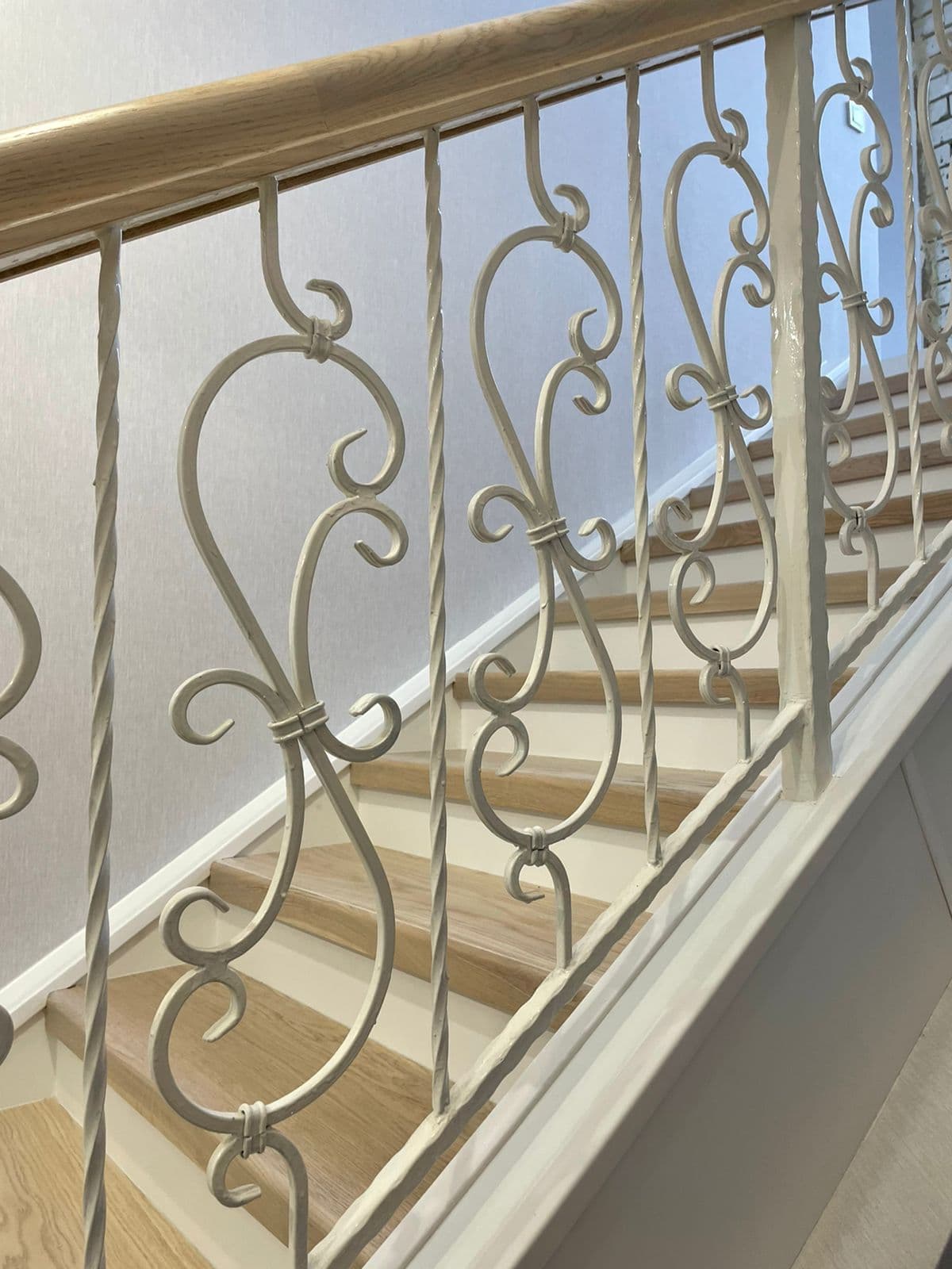 Кованое ограждение с дубовым поручнем на лестнице