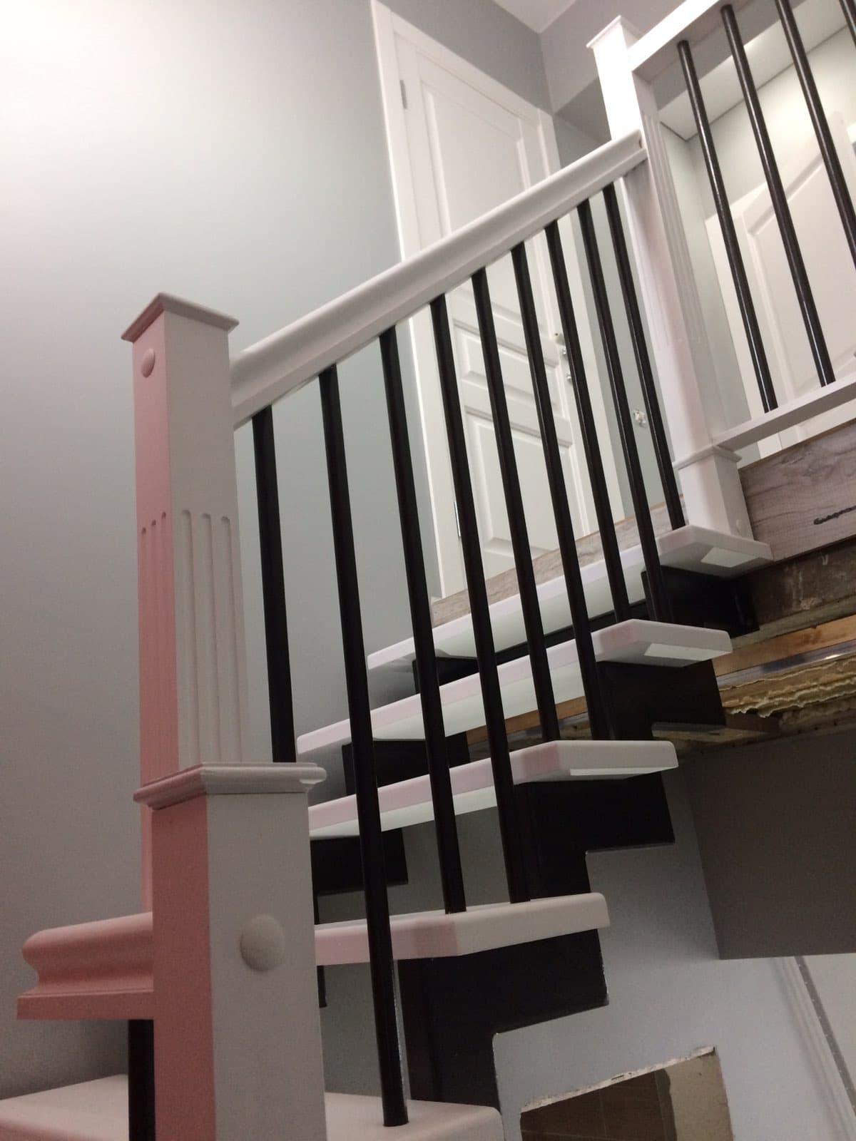 Второй марш лестницы и балюстрада с черными металлическами трубами