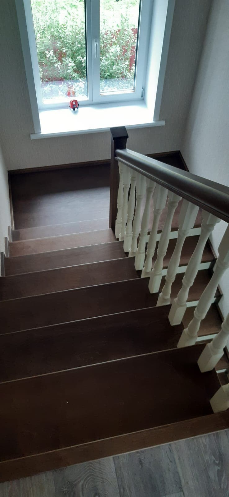 Большая поворотная площадка лестницы на металлокаркасе