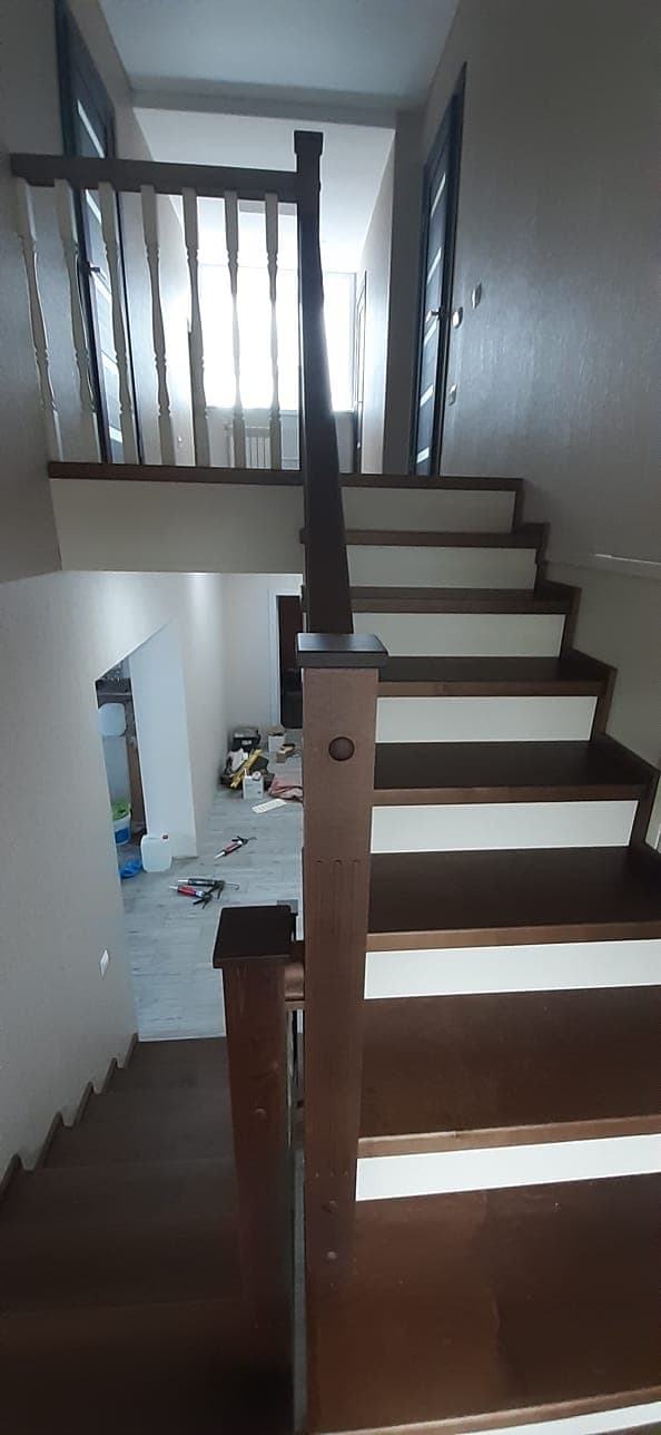 Опорные столбы ограждения из березы на лестнице