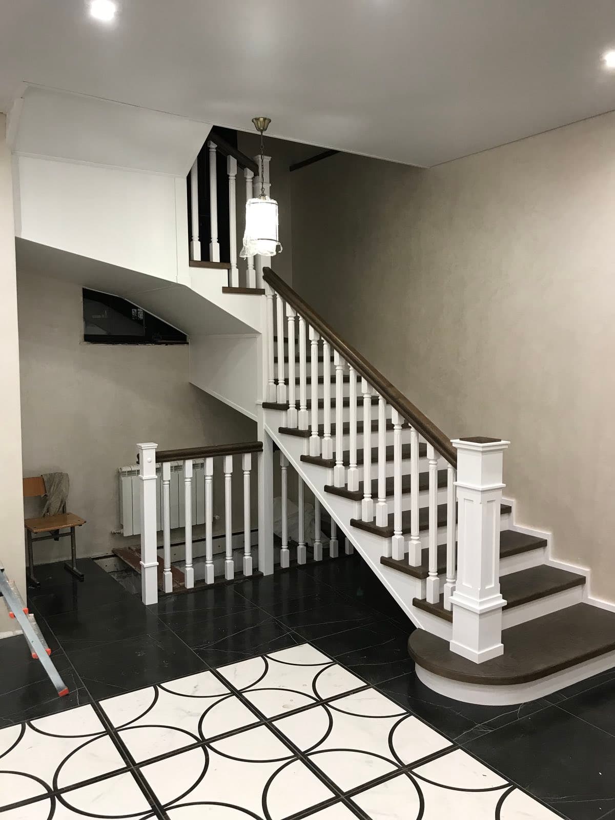 Лестница на металлическом каркасе в классическом стиле в интерьере дома