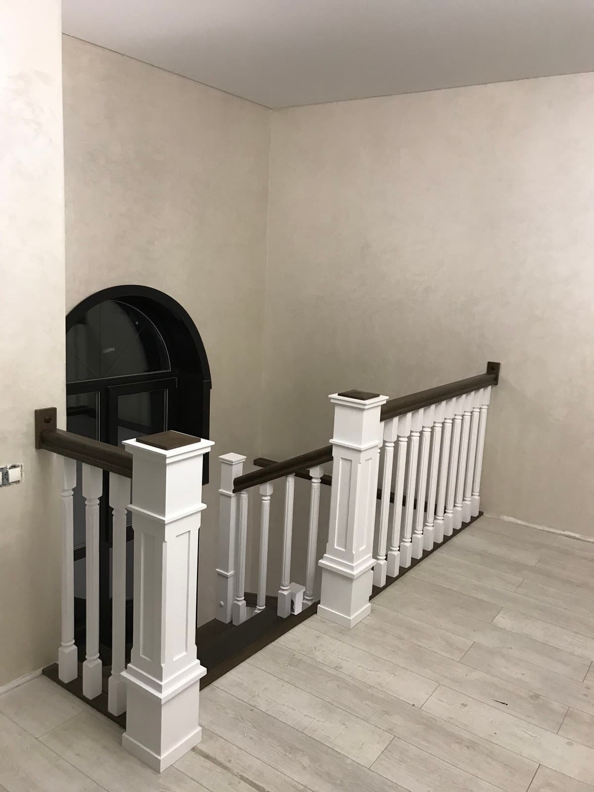 Выход на второй этаж с лестницы и балюстрада с коробчатыми столбами