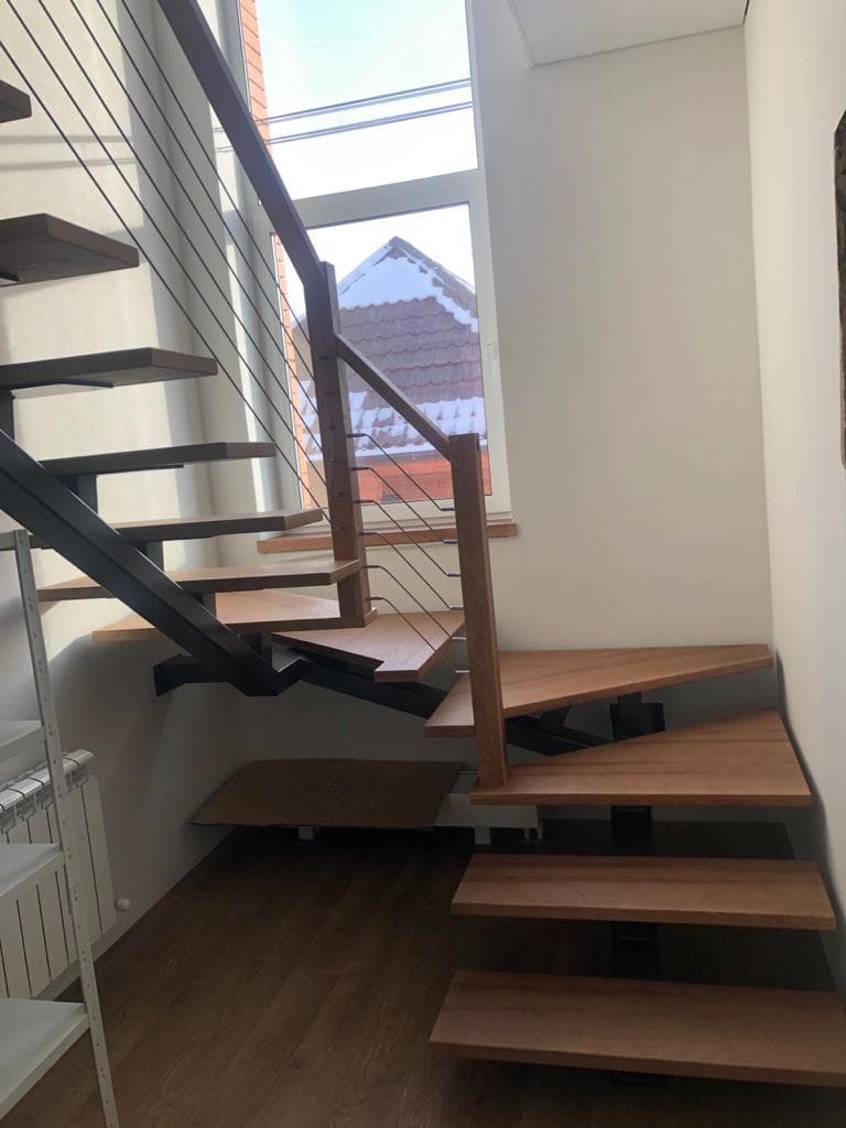 Разворот лестницы с забежными ступенями на монокосоуре у окна.