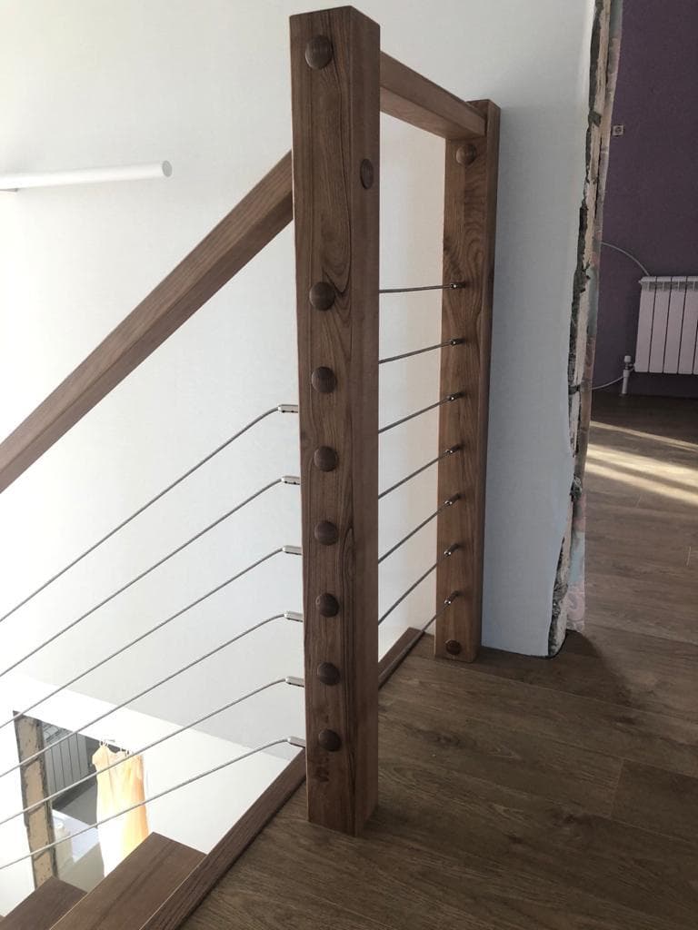 Стильные металлические троса в ограждении лестницы на монокосоуре