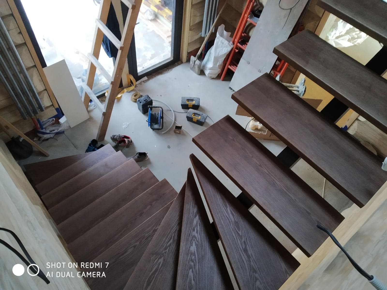 Лестница в процессе работы без установленного ограждения из тонированного стекла