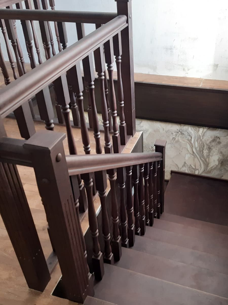 Верхнее ограждение лестницы с прощадкой по периметру Г-образного проема