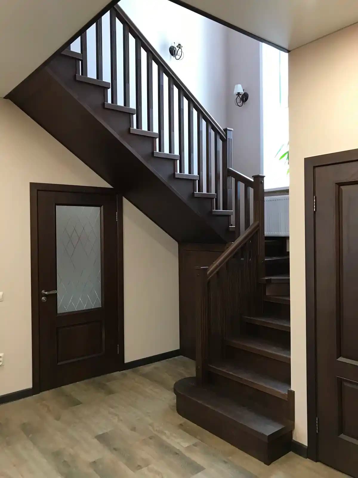 Лестница на металлокаркасе в строгом интерьере