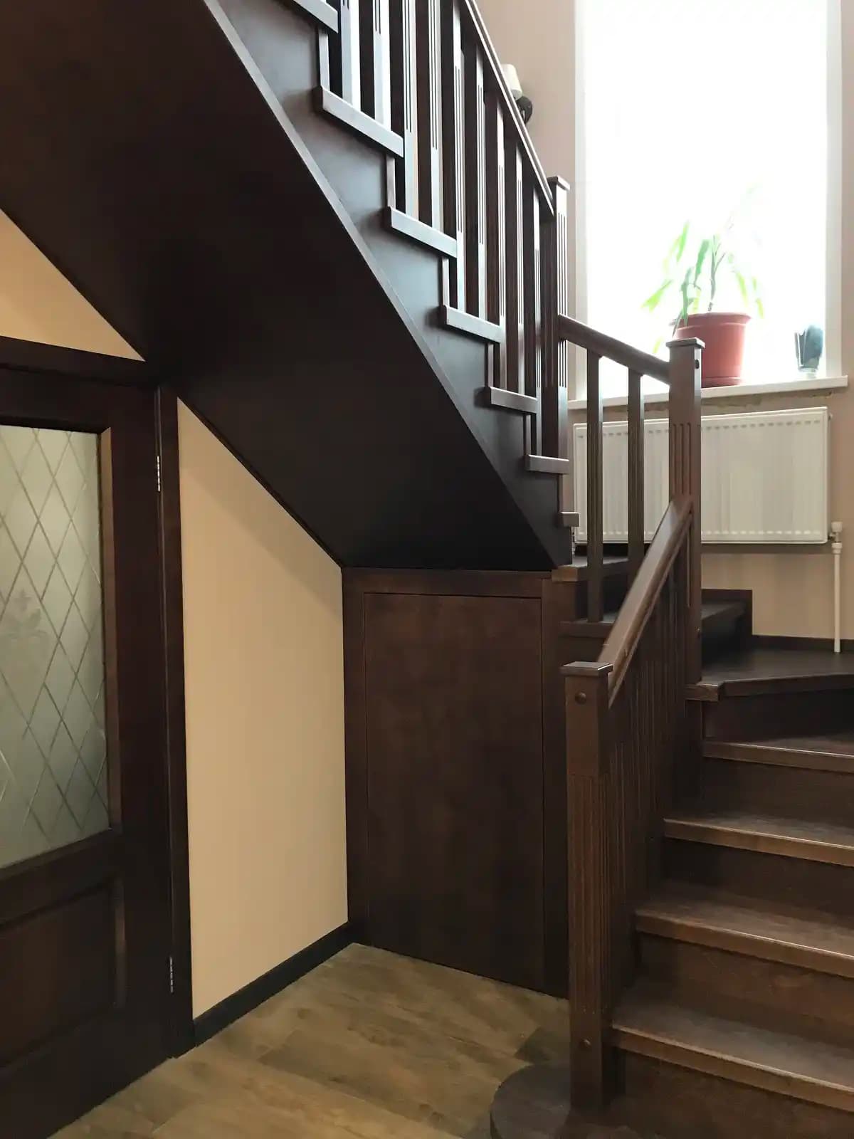 Кладовка под лестницей на металлокаркасе