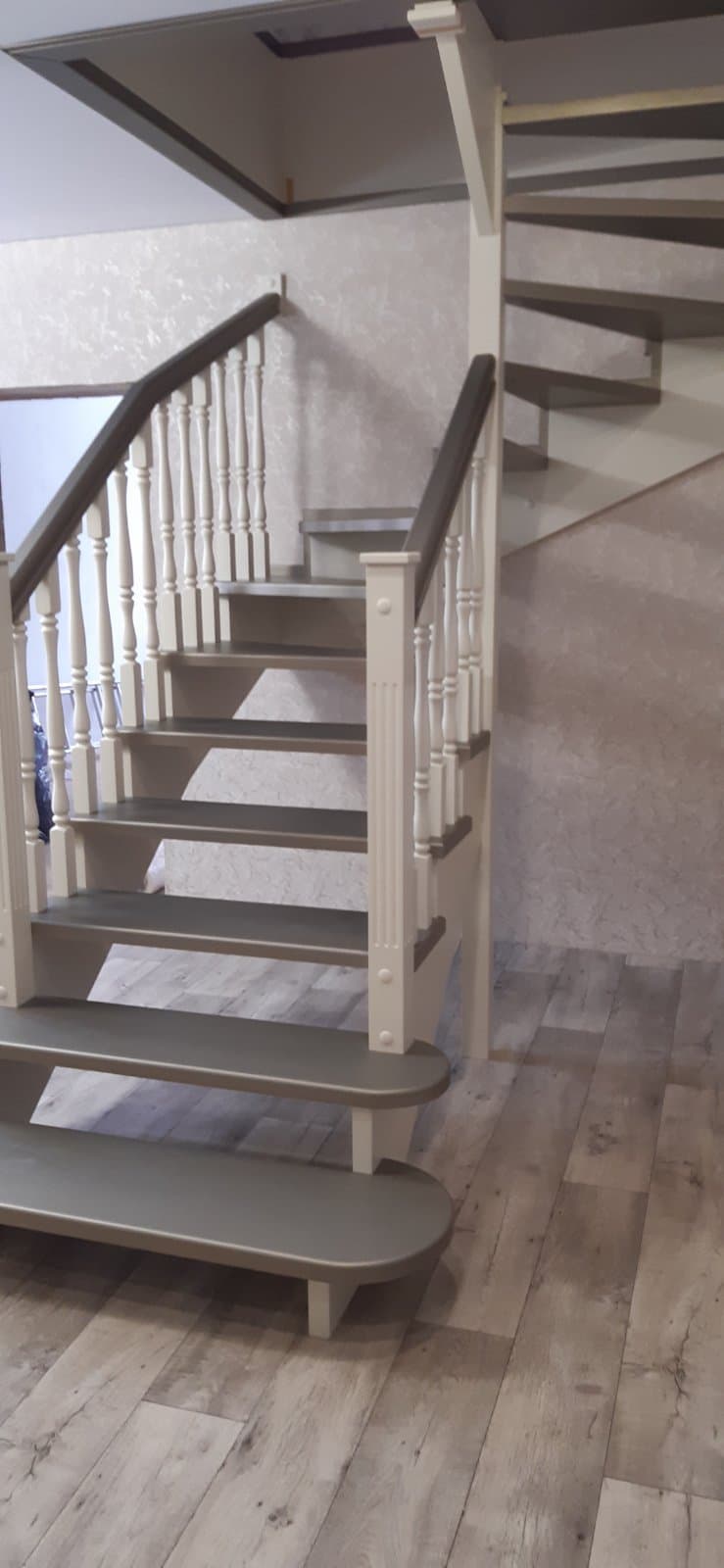 Первый марш лестницы с забежными ступенями с ограждением по обе стороны