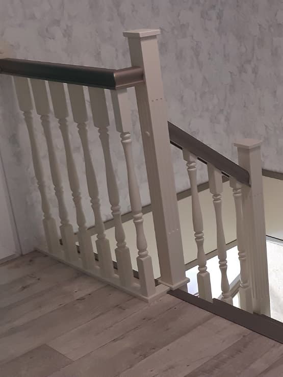Верхнее ограждение второго этажа лестницы с забежными ступенями