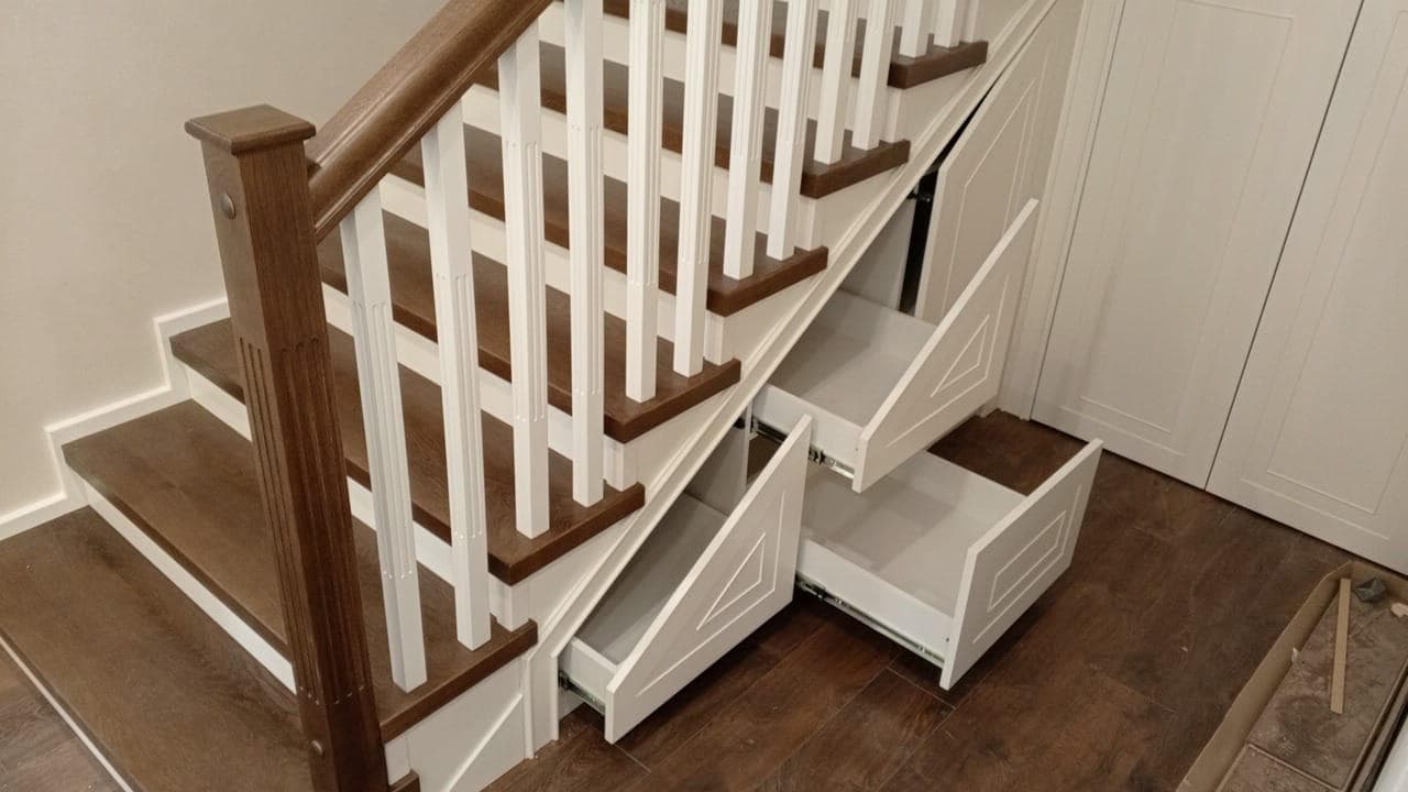 Ящики треугольной формы выдвигаются и добавляют много места для хранения