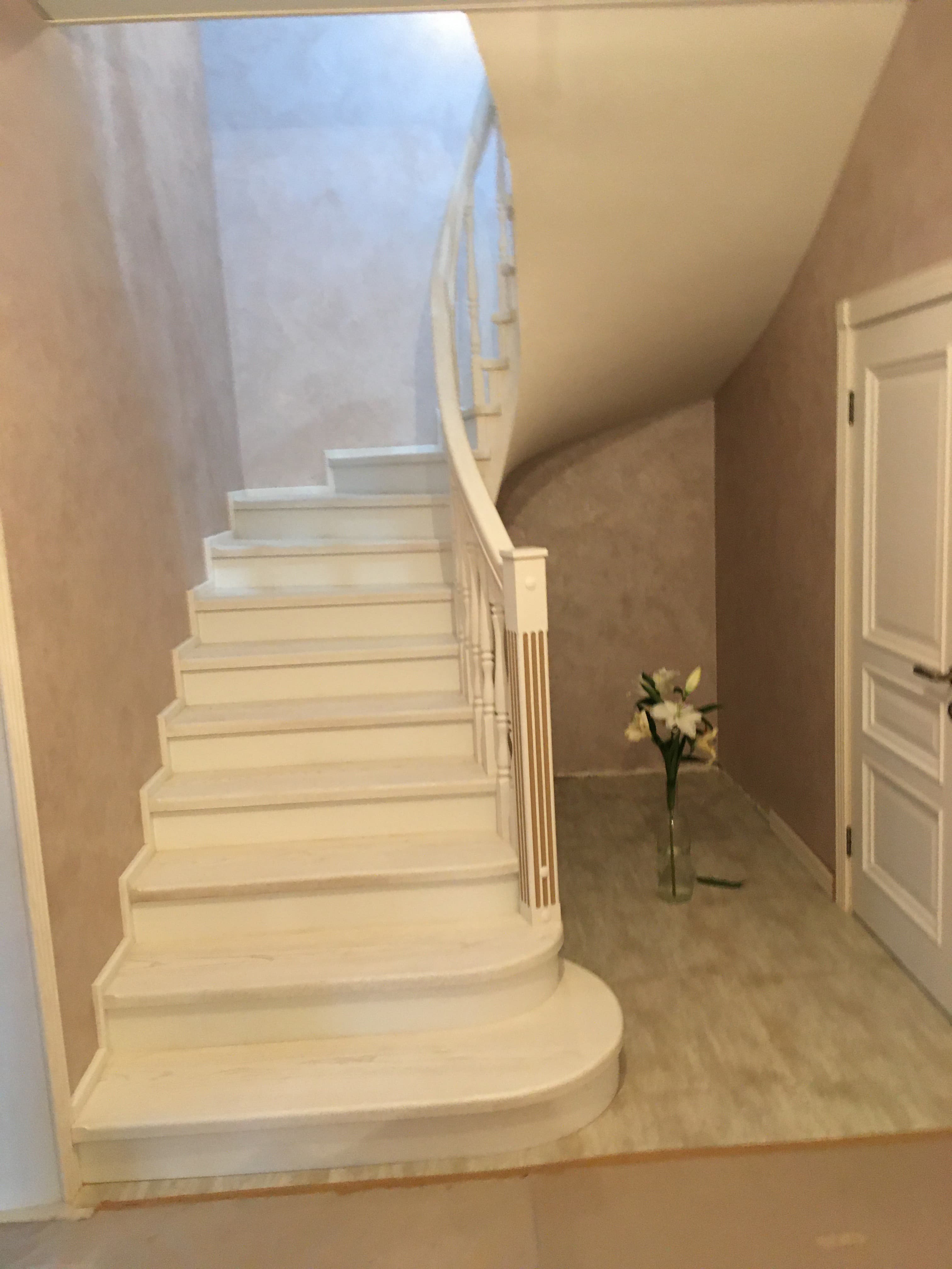 Общий вид в доме на спиральную лестницу на бетонном основании