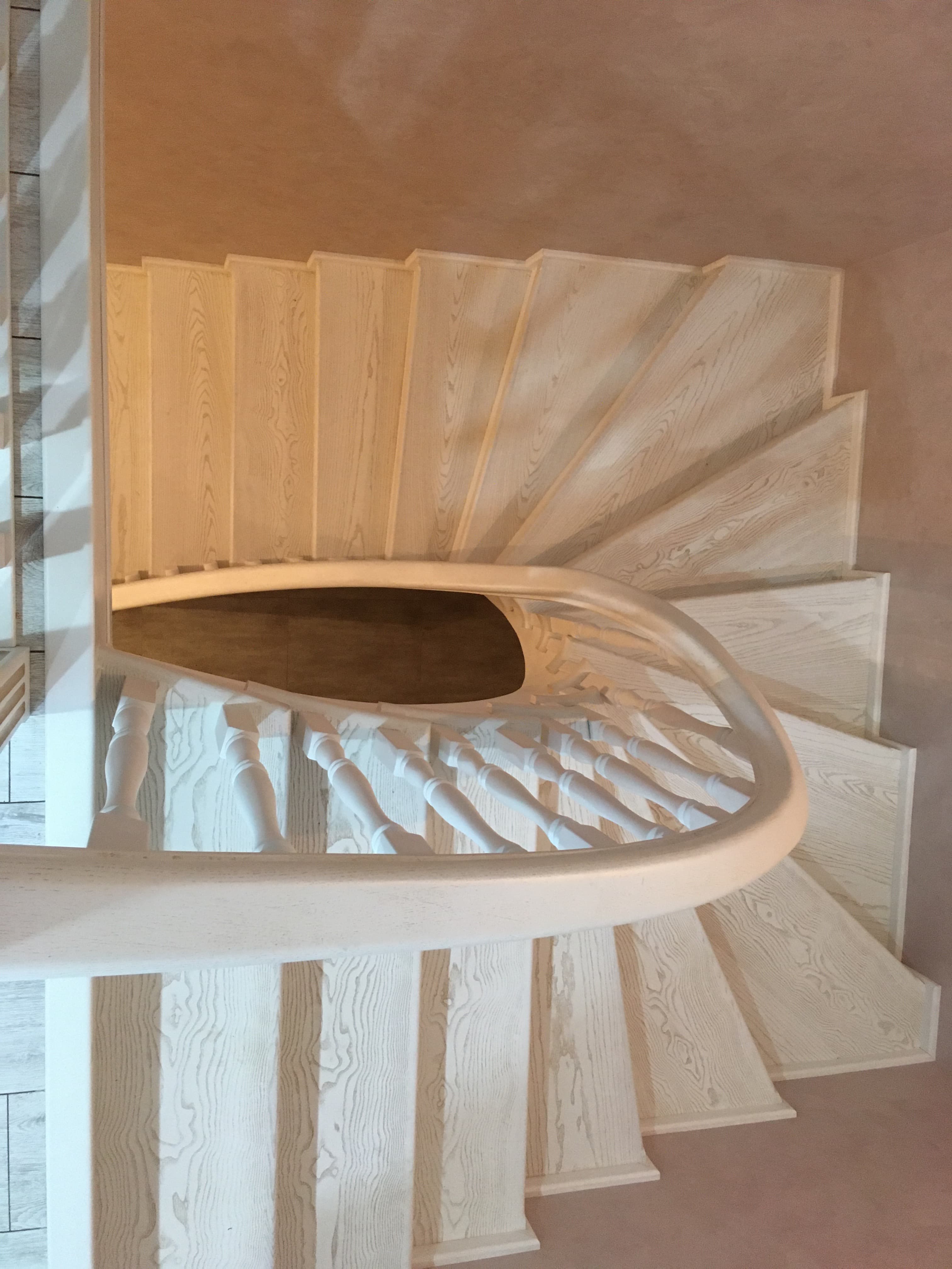 Вид на поворот лестницы и гнутого поручня лестницы на бетонном основании