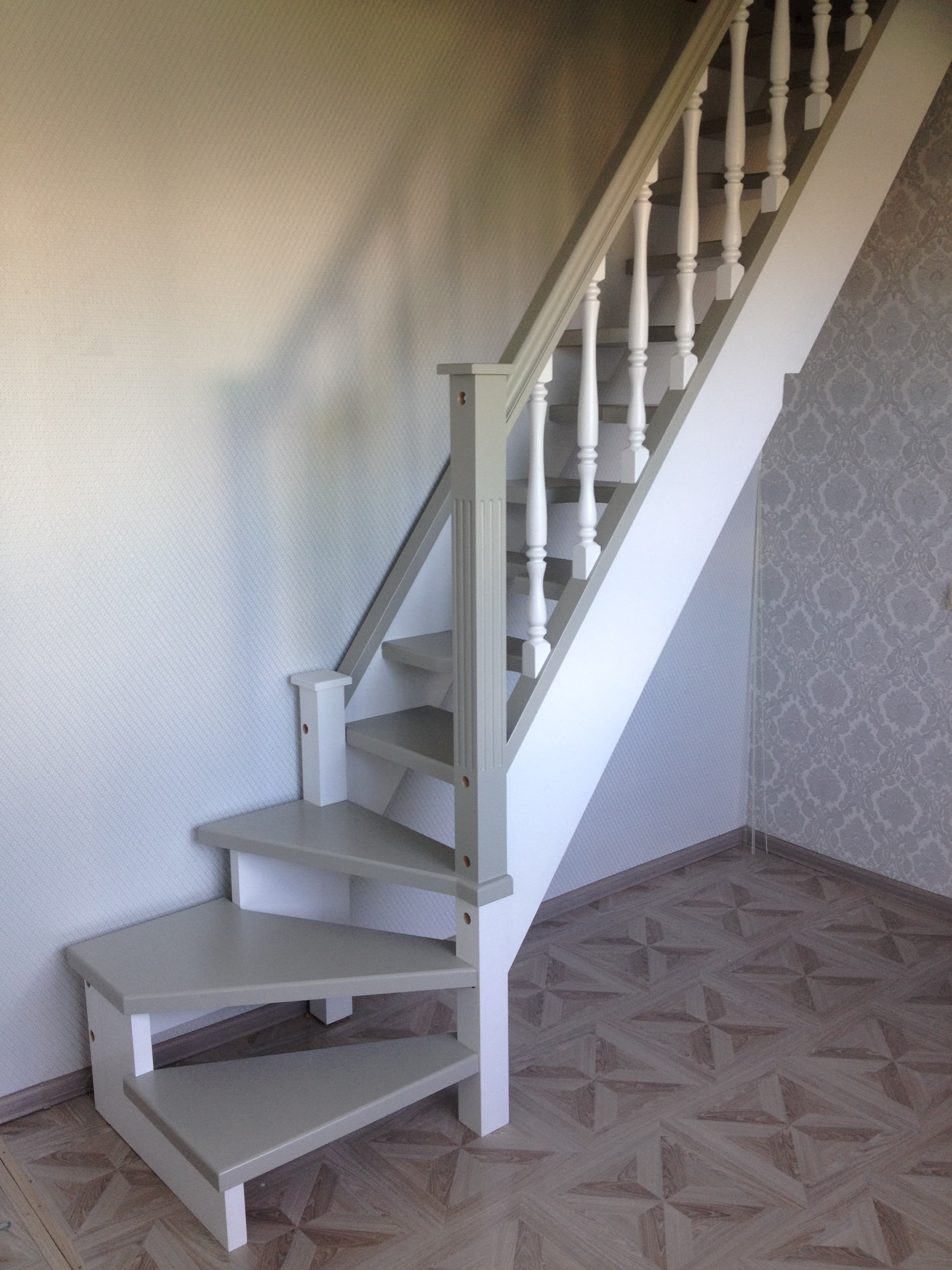 Деревянная лестница на второй этаж Утиный шаг, три забежные ступеньки на повороте