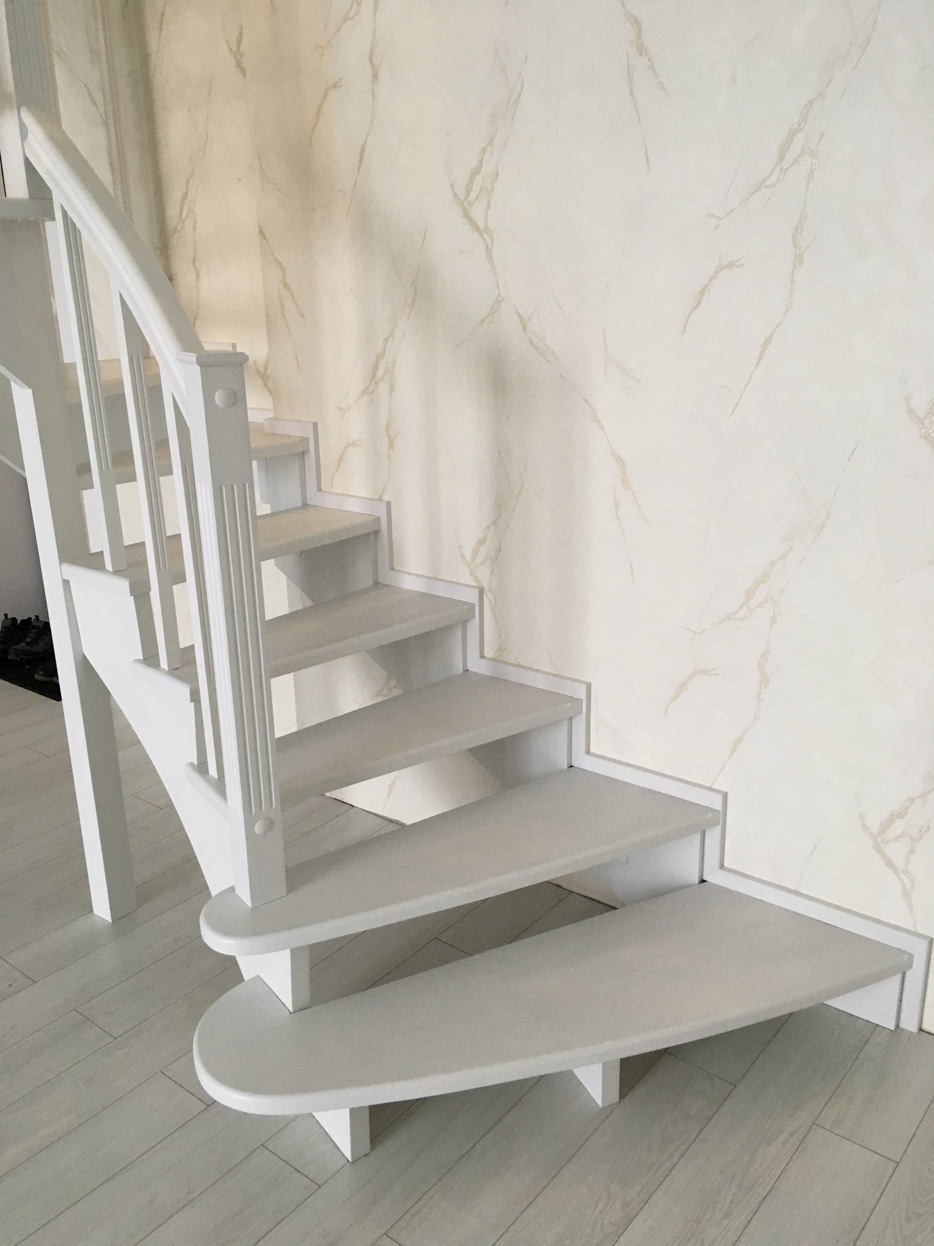 Расширенный заход с изгибом и пригласительными ступенями на лестнице в квартире