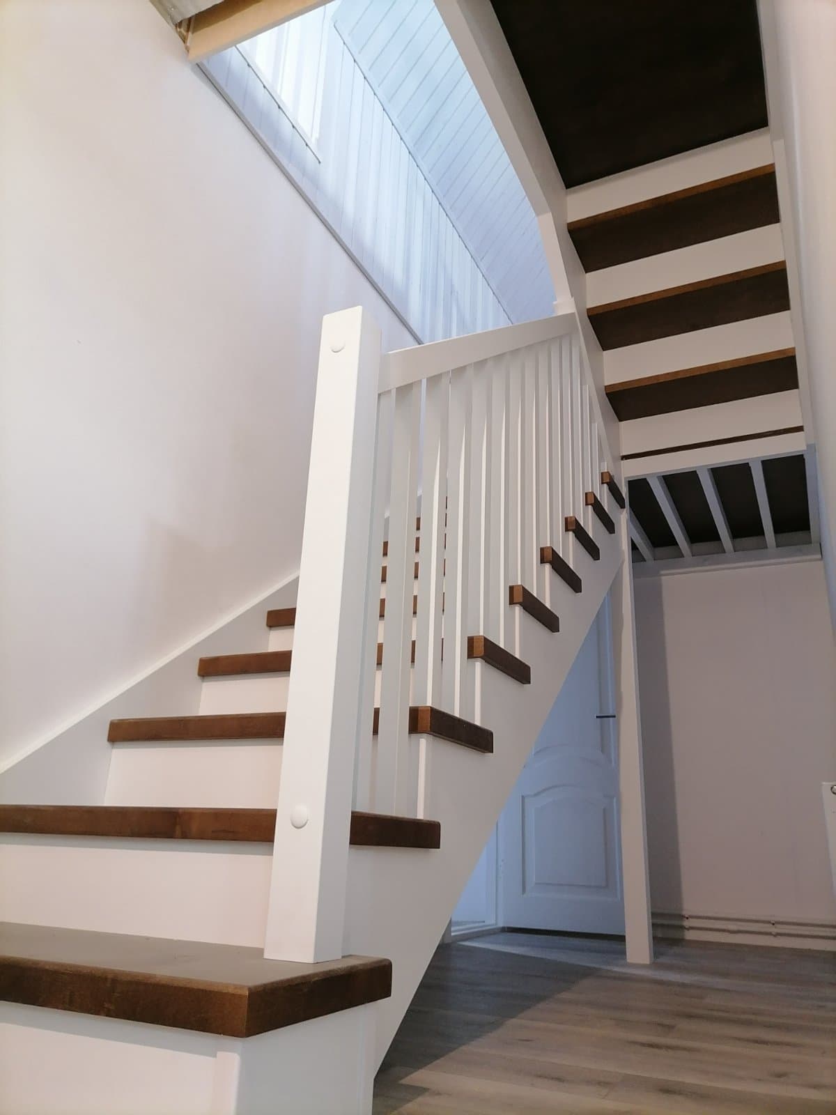 Деревянная лестница в скандинавском стиле вид с захода