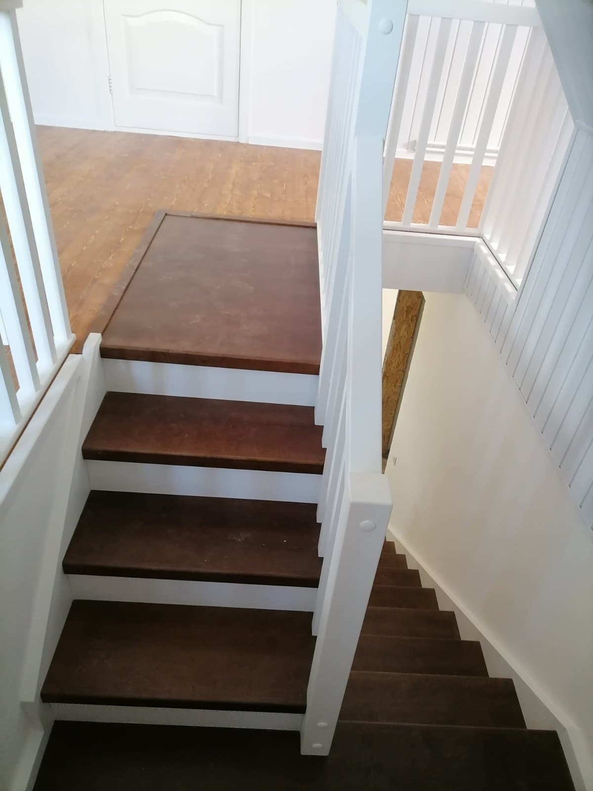 Вид с большой разворотной площадки на второй этаж и балюстраду