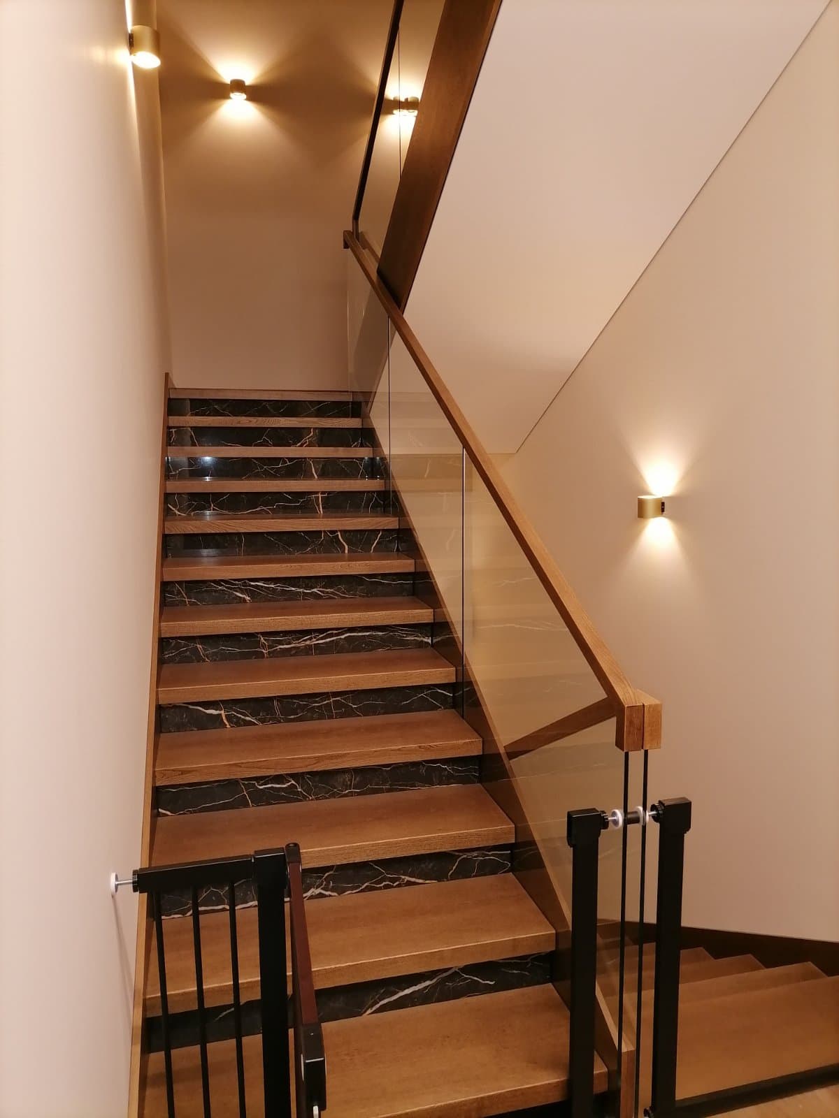 Умная подсветка лестницы включается при подходе к лестнице