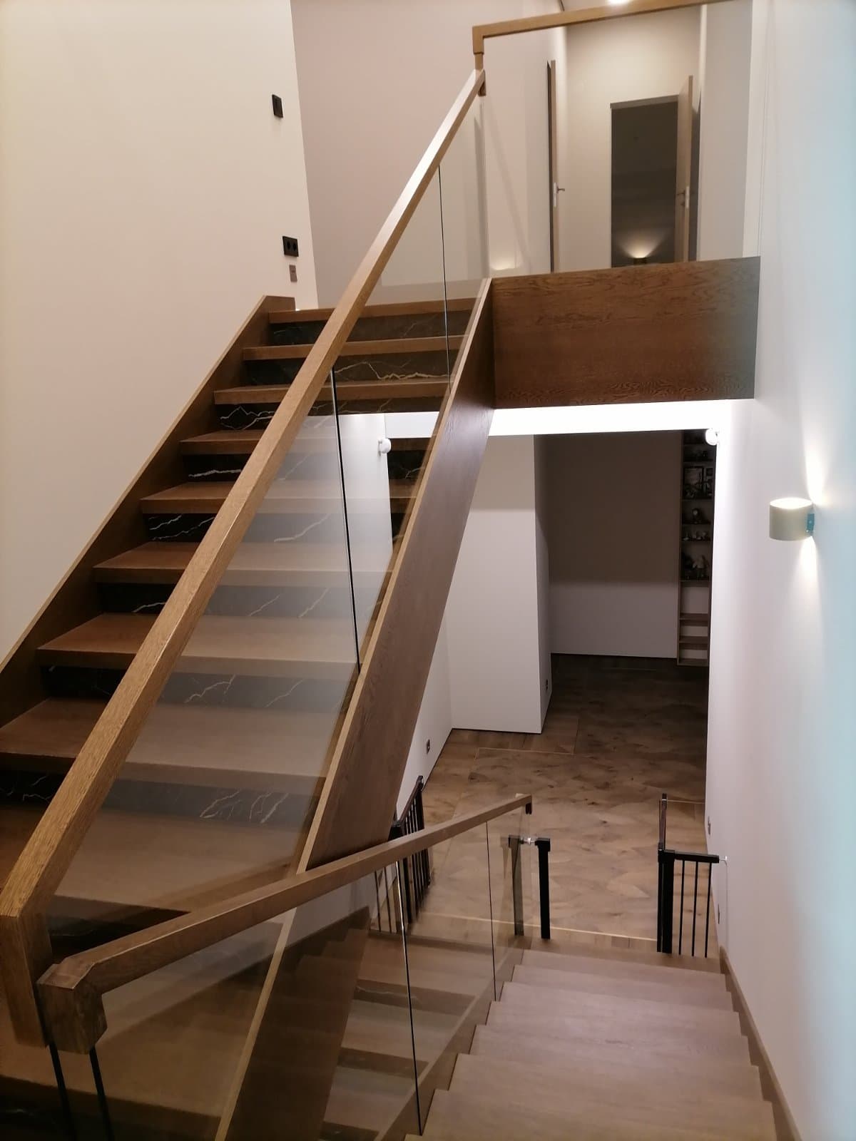 Вид на лестницу с большой поворотной площадки из дуба