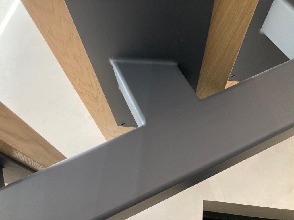 Красивые сварные швы металлического монокосоура, качественная покраска