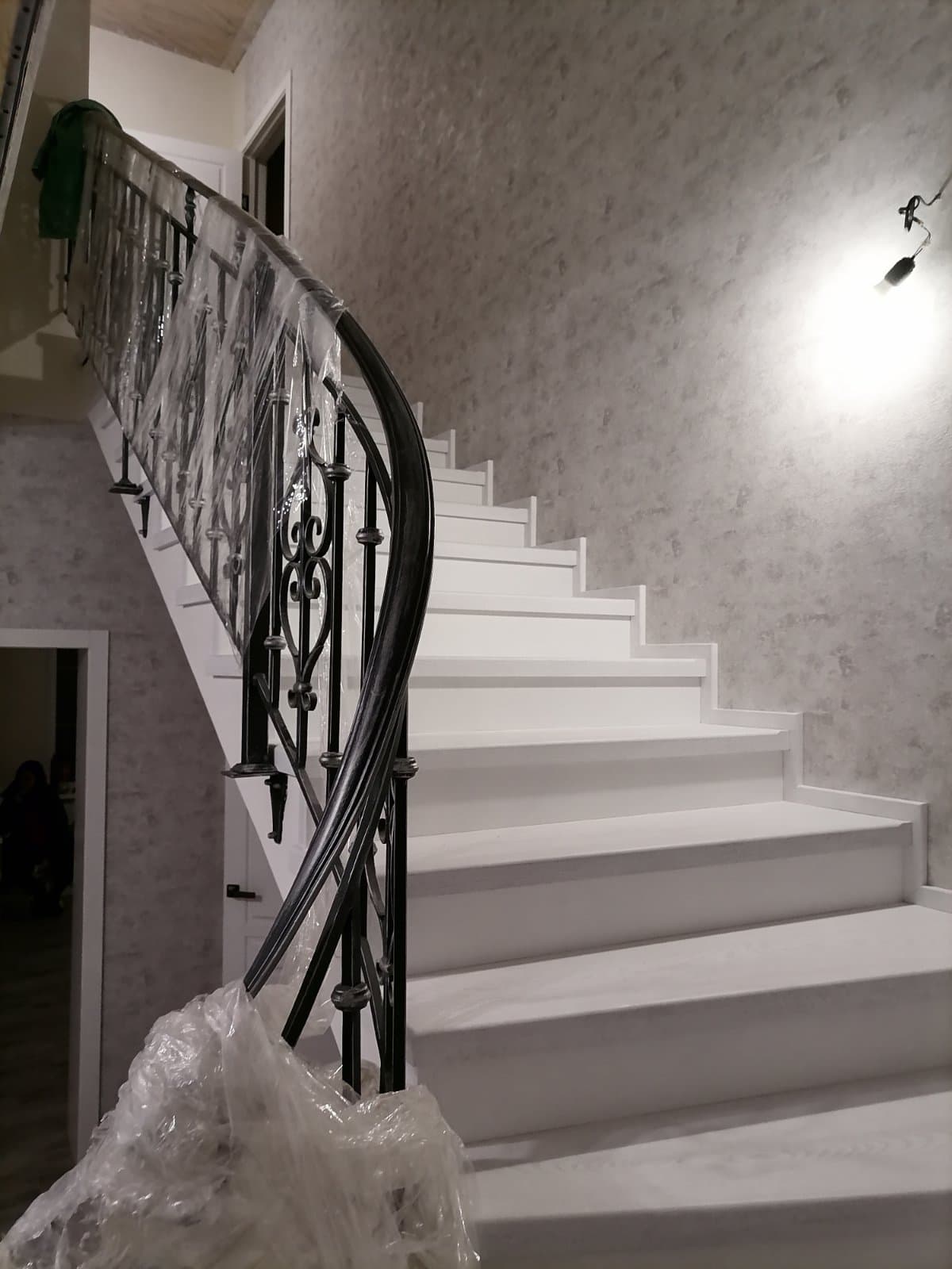 Черная ковка в сочетании со ступенями в белой эмали