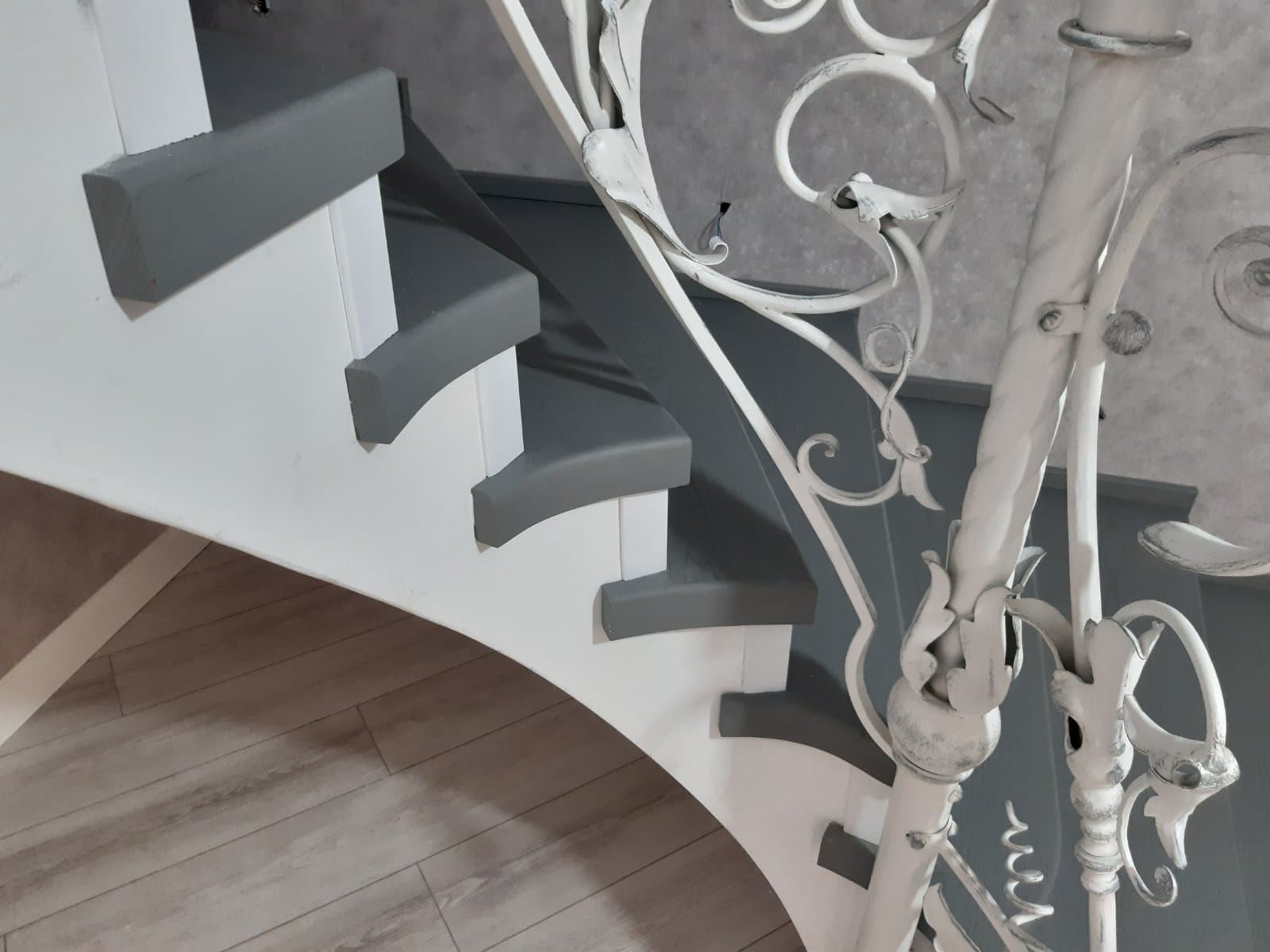 Ступени сложной формы аккуратно прилегают к бетонному основанию