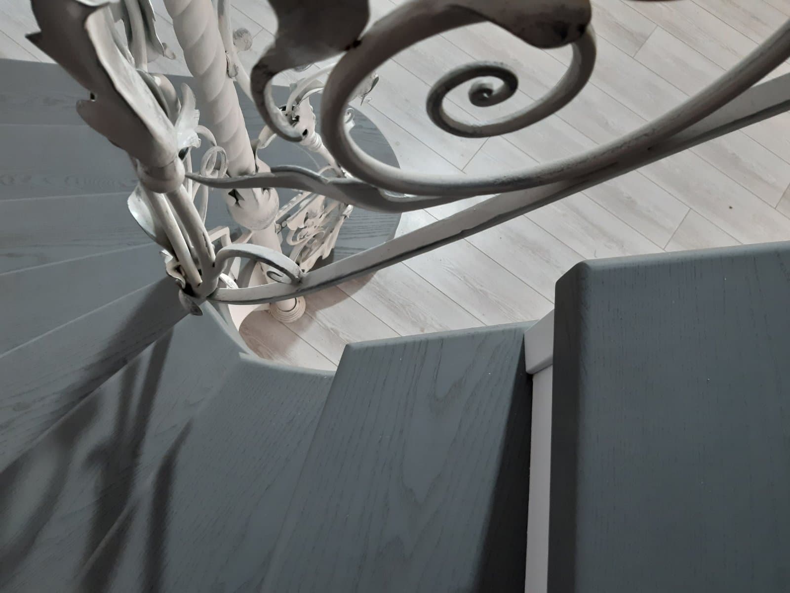 Детали ступеней и кованого ограждения бетонной лестницы